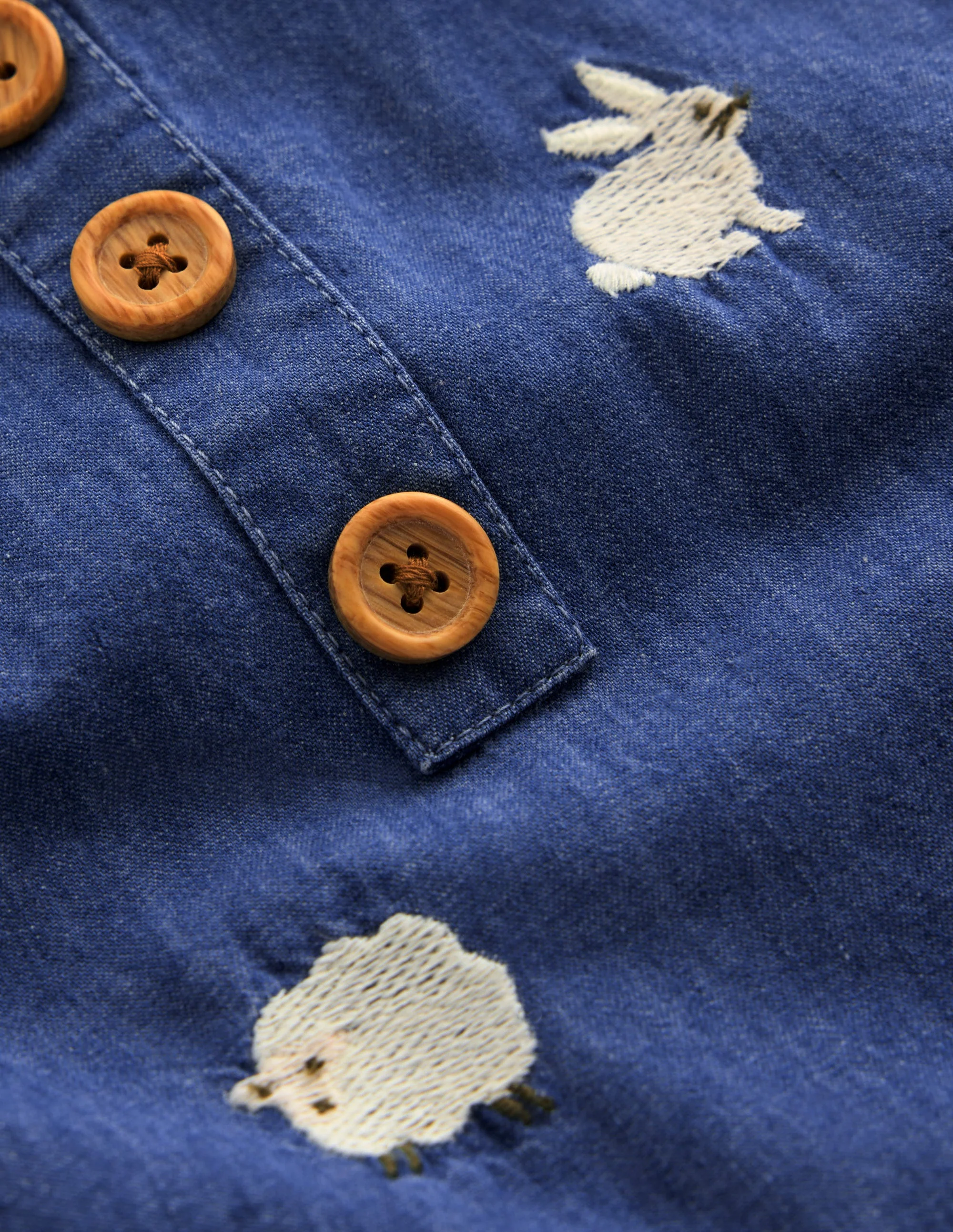 Bestickte Latzhose im Set-Denim Osterstickerei - Image 3