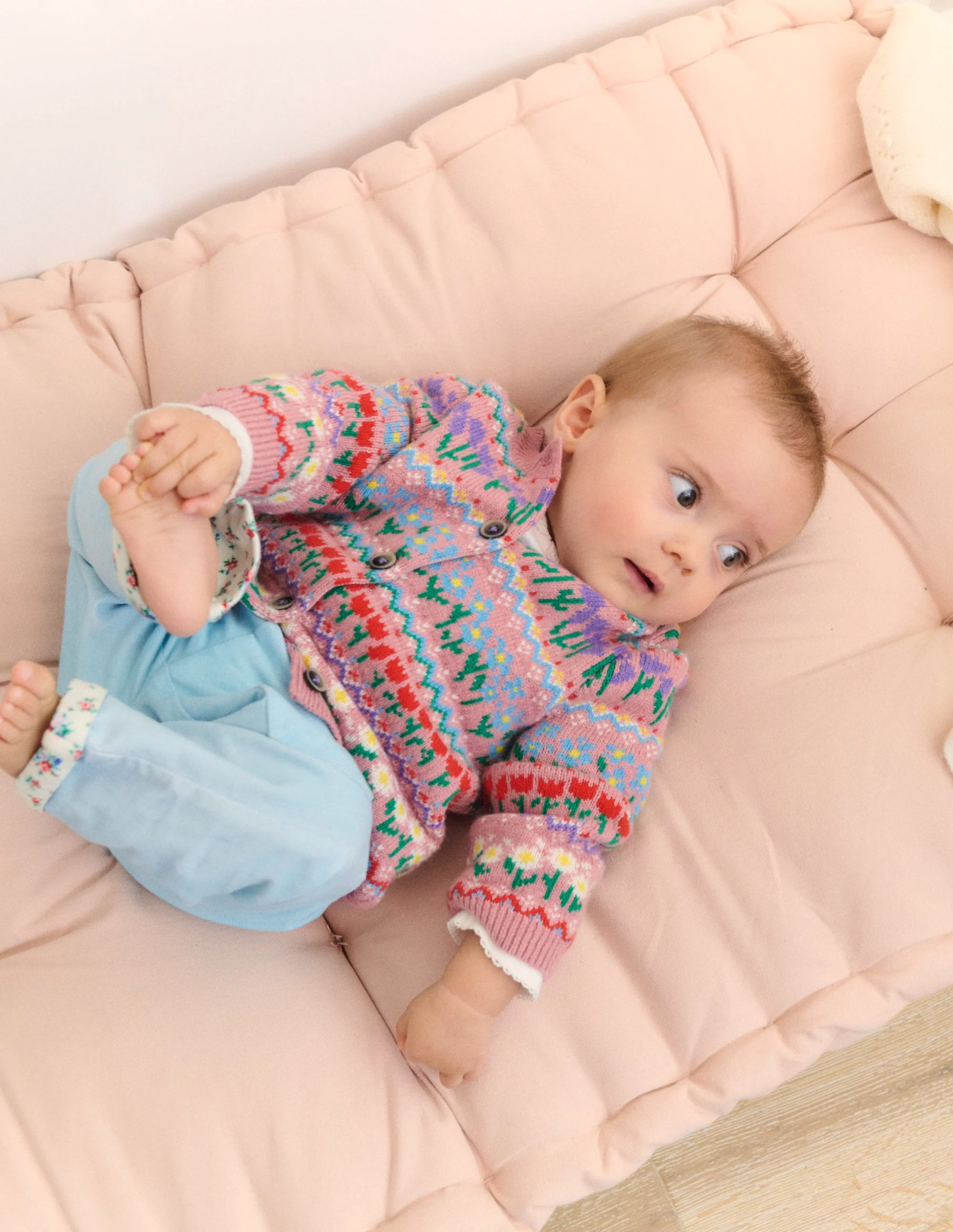 Edie Fair-Isle-Strickjacke-Kaugummirosa Blumen - Image 5