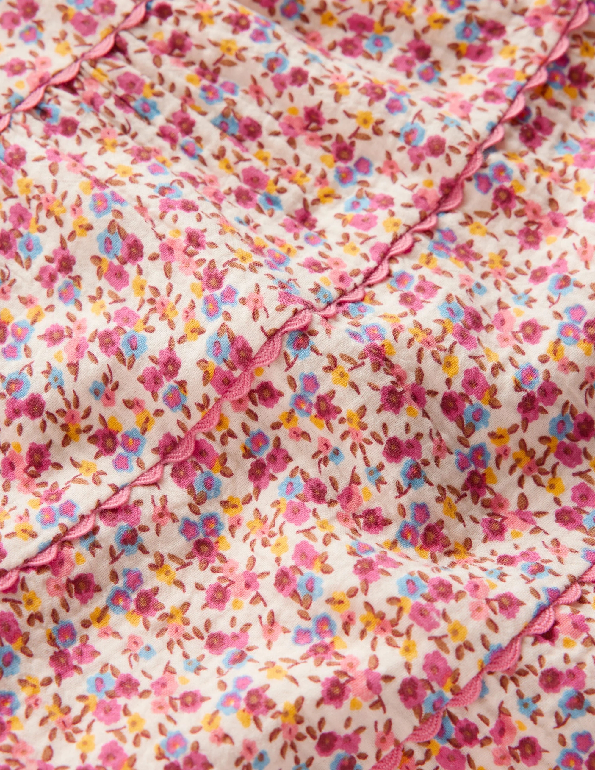 Gestuftes Kleid mit Zackenlitze-Rosa, Filigranes Blumenmuster - Image 3