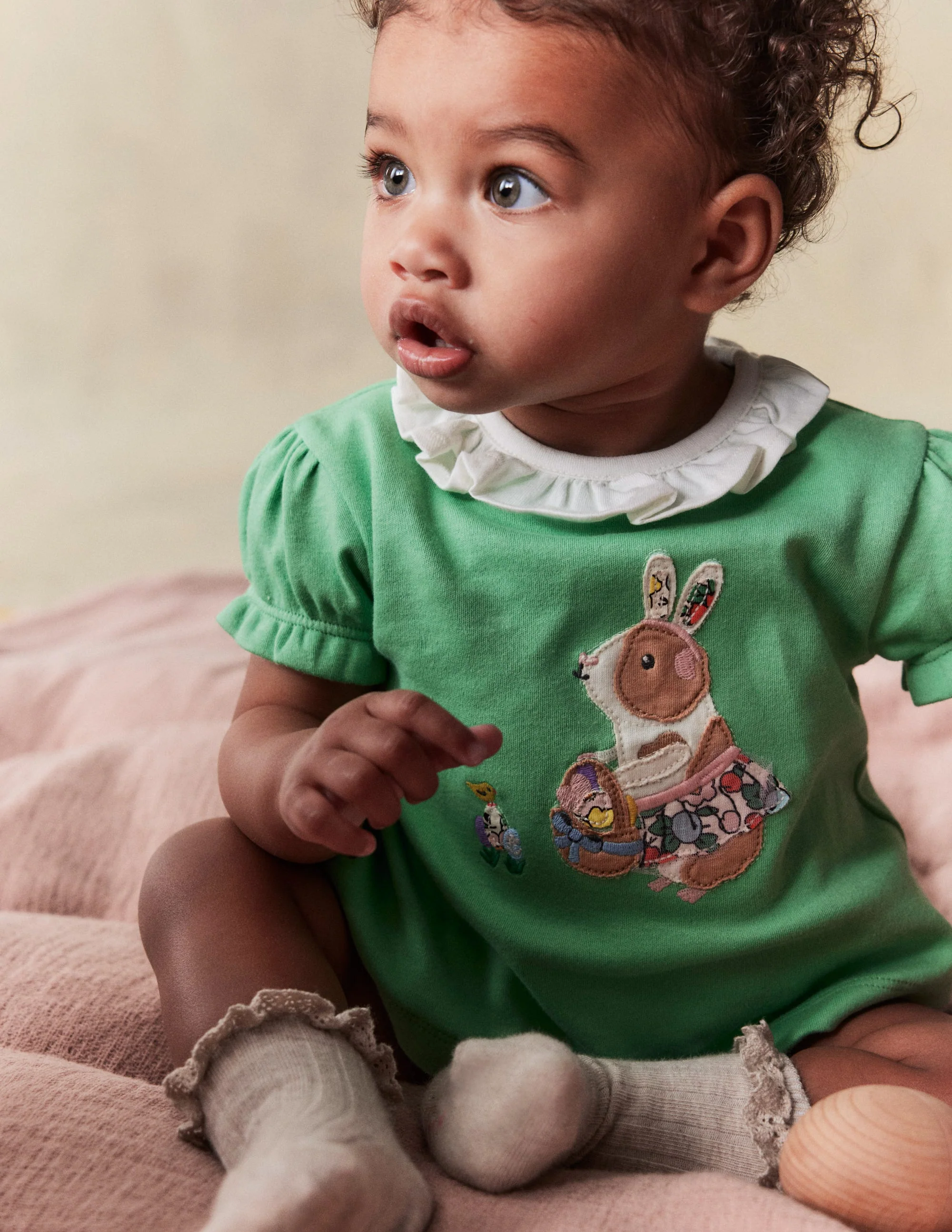 T-Shirt mit Rüschenausschnitt-Grün Meerschweinchen - Image 4