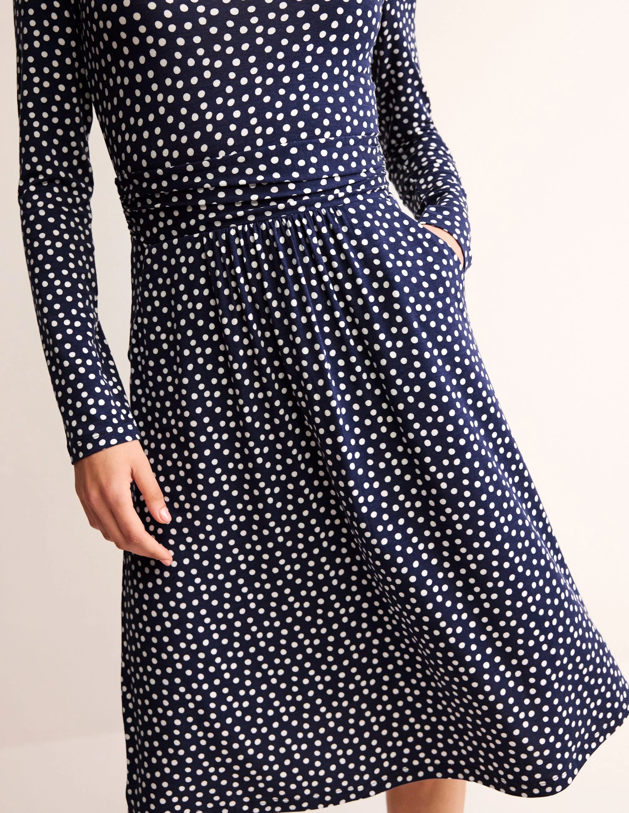 Abigail Jerseykleid-Französisches Marineblau, Abstrakt Punkt - Image 4