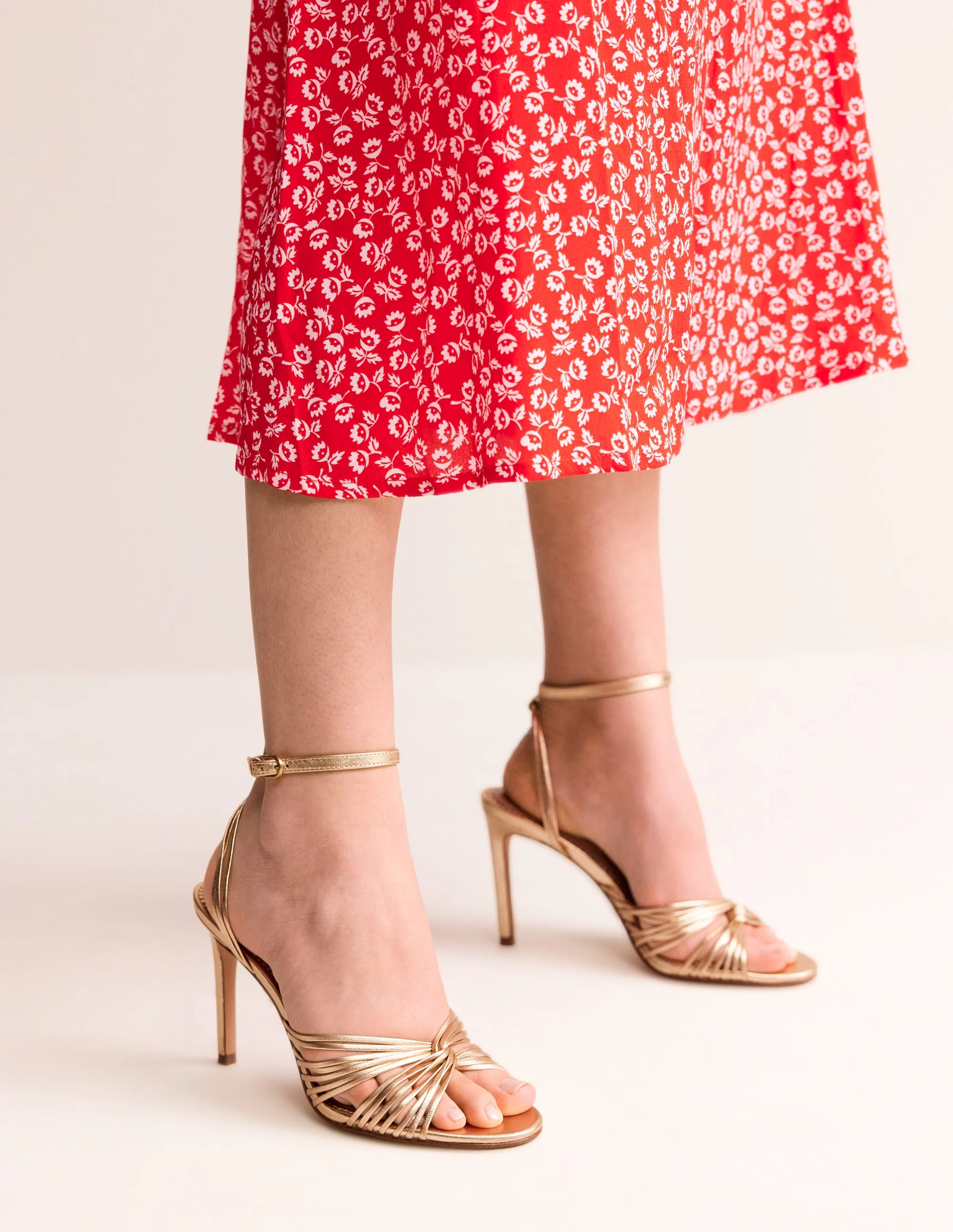 Absatzsandalen mit Twist-Detail-Gold Metallic-Leder
