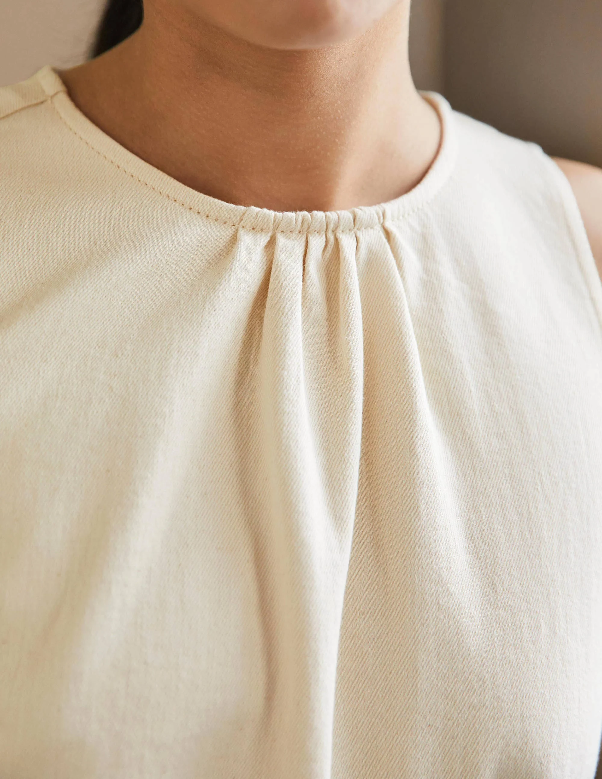 Ärmelloses Midikleid mit Gürtel-Ecru - Image 2