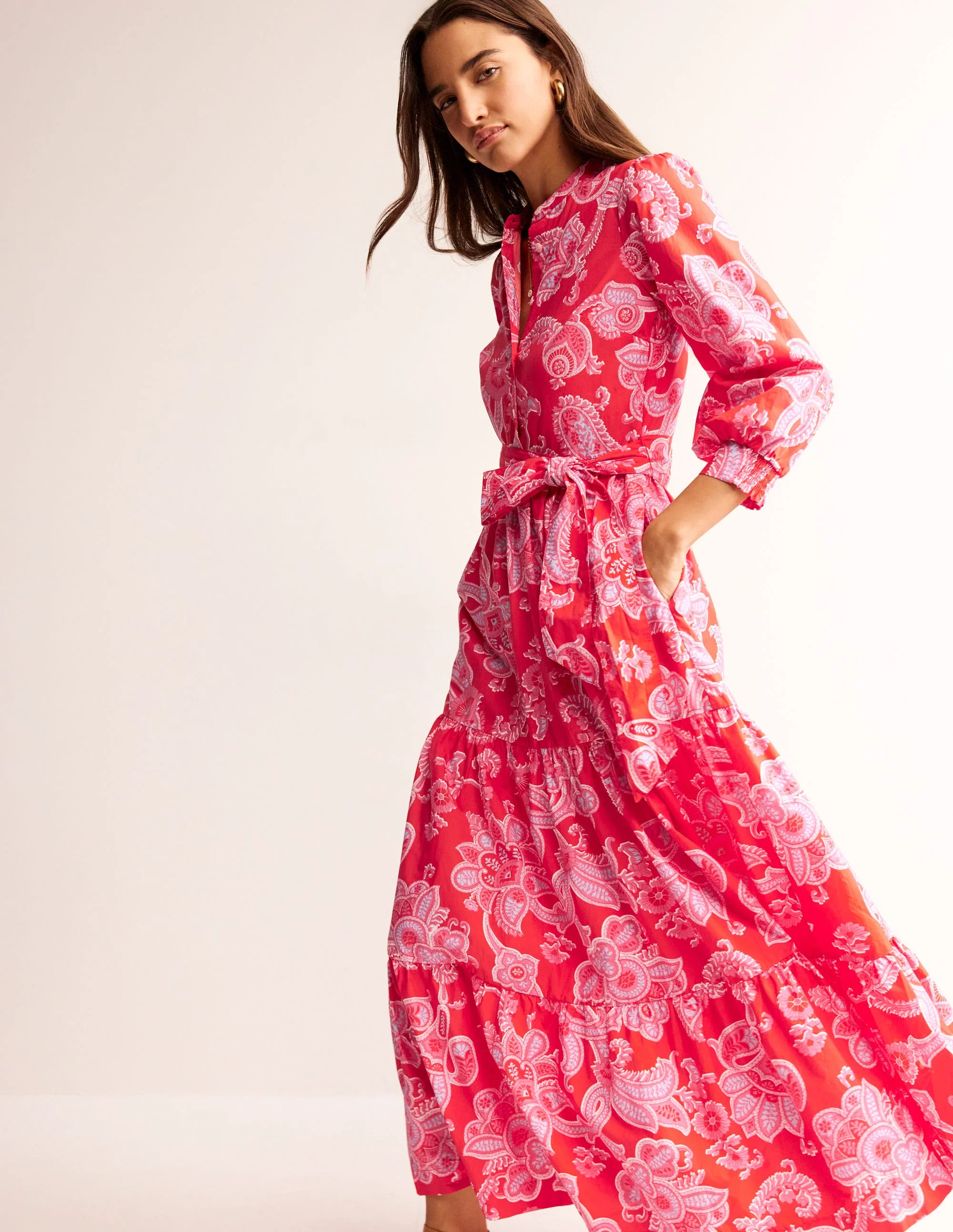 Alba Gestuftes Maxikleid aus Baumwolle-Flame Scarlet, Cascade-Paisley