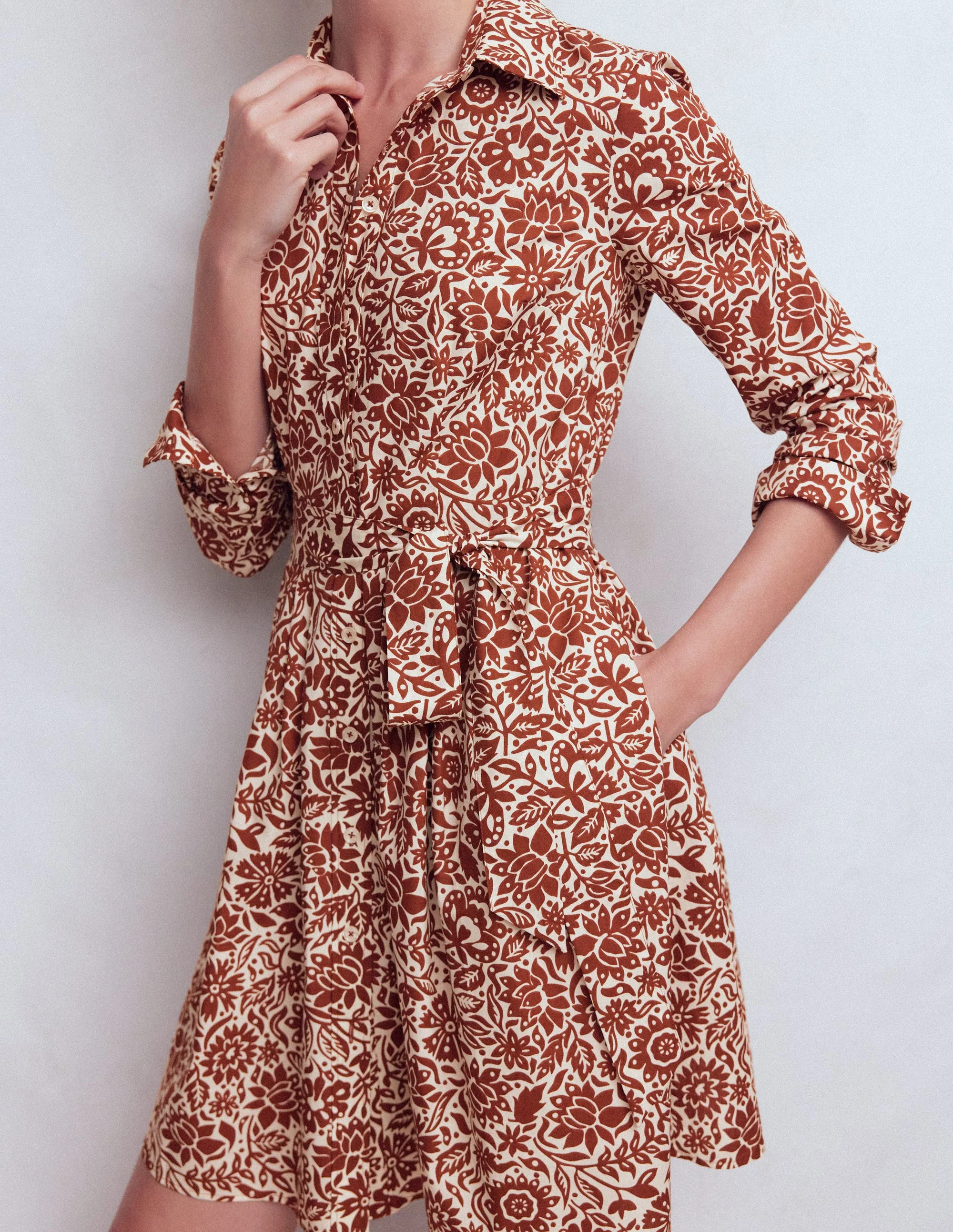 Alexa Langärmliges, kurzes Kleid-Braun, Großflächiges Wiesenmuster - Image 3