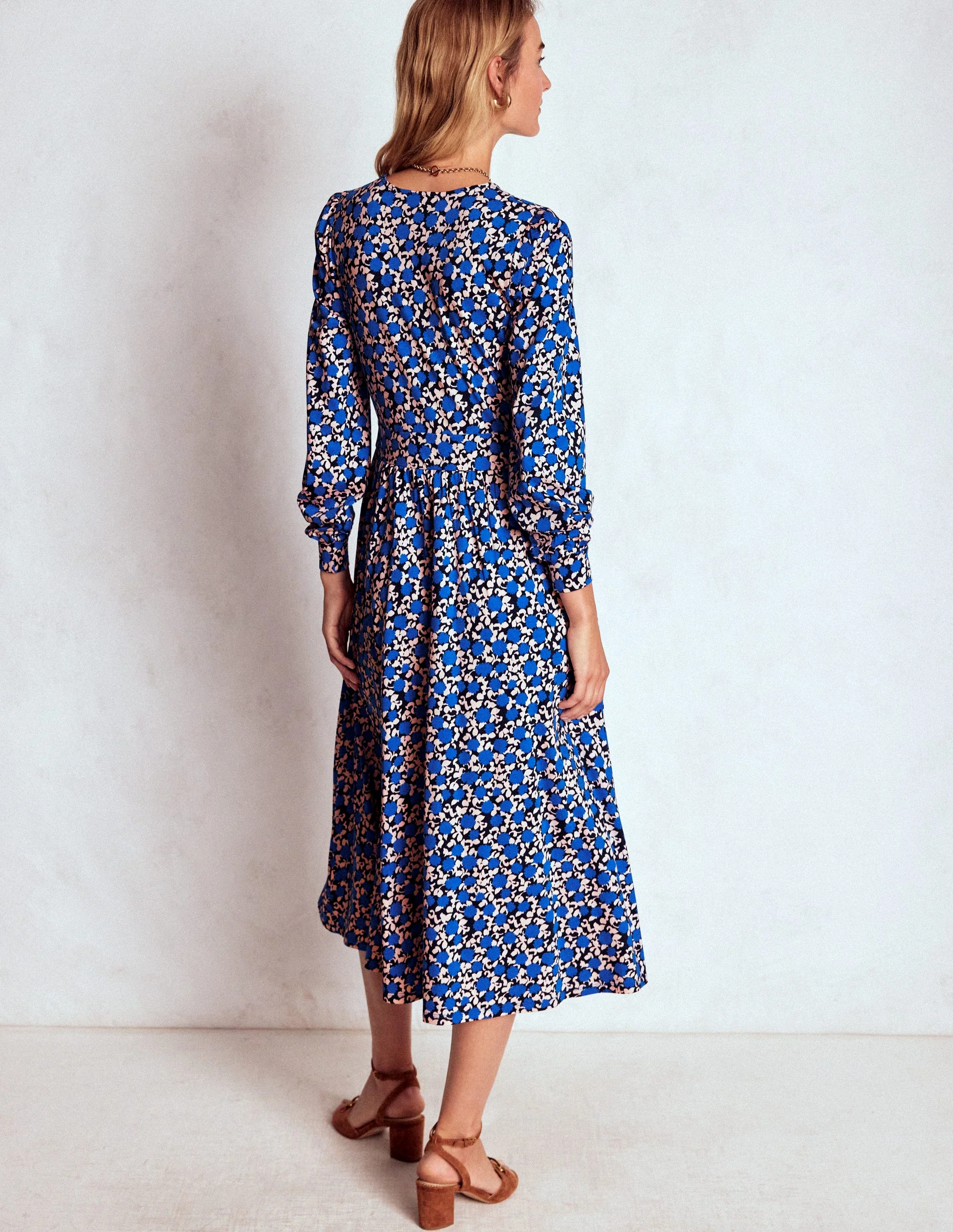 Alexandra Jersey-Midikleid-Eisvogelblau, Blütenrebe - Image 3