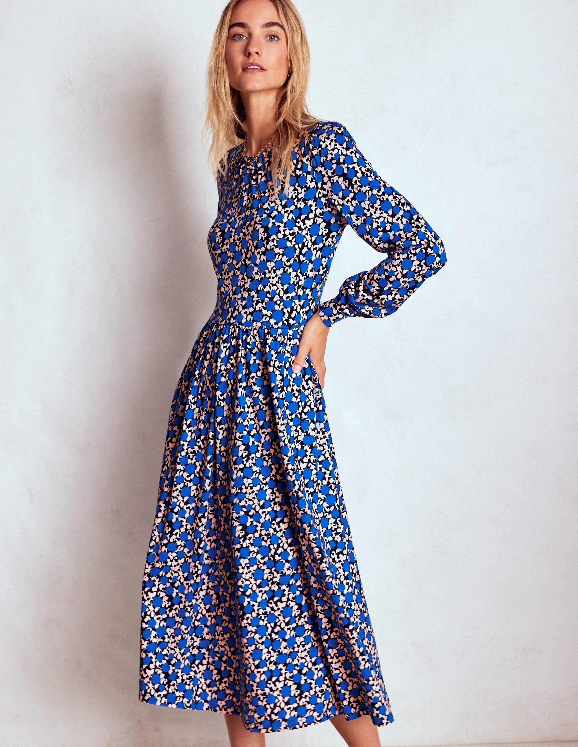 Alexandra Jersey-Midikleid-Eisvogelblau, Blütenrebe - Image 4