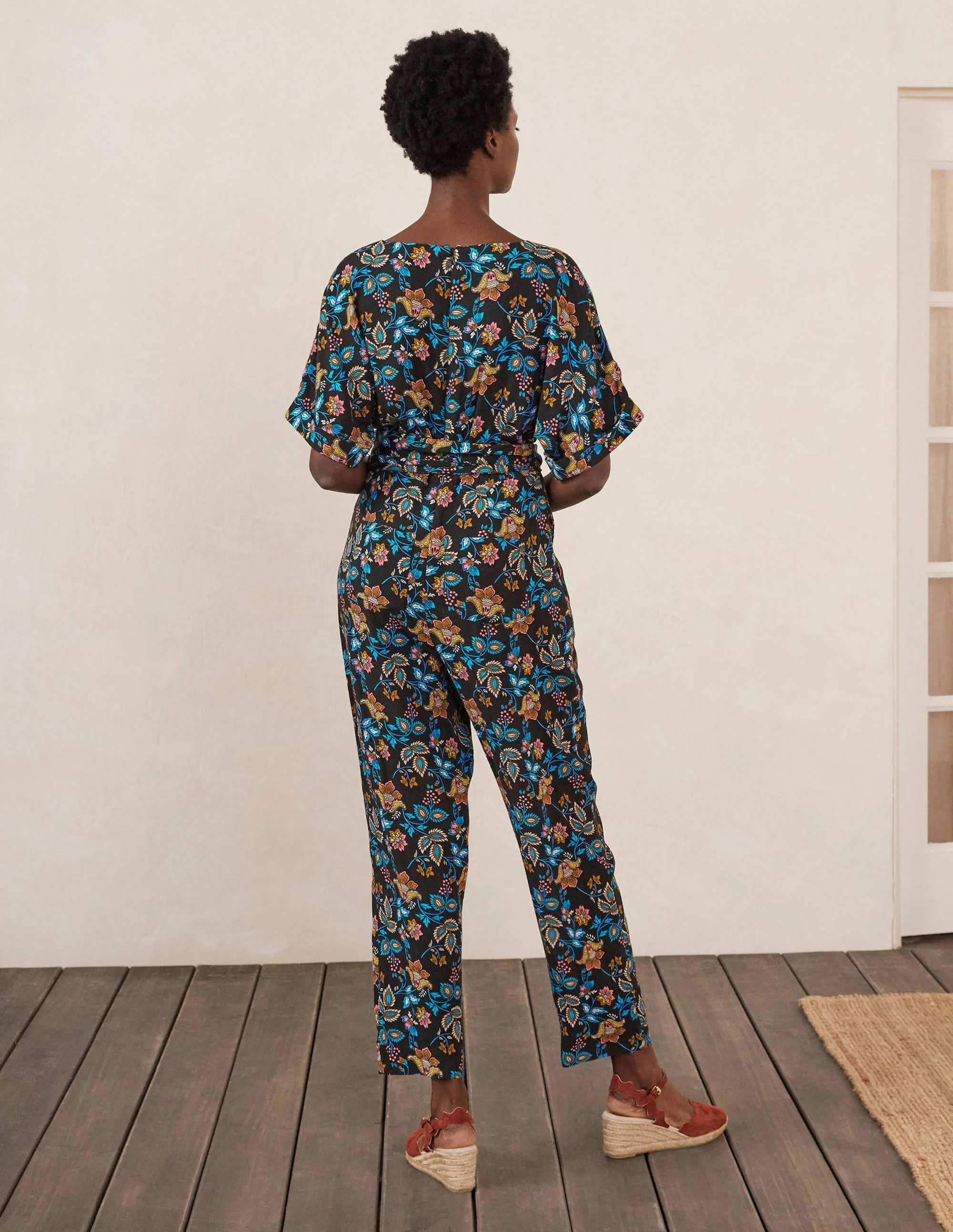 Alice Wickel-Jumpsuit-Schwarz, Sommerlicher Chintz - Image 2