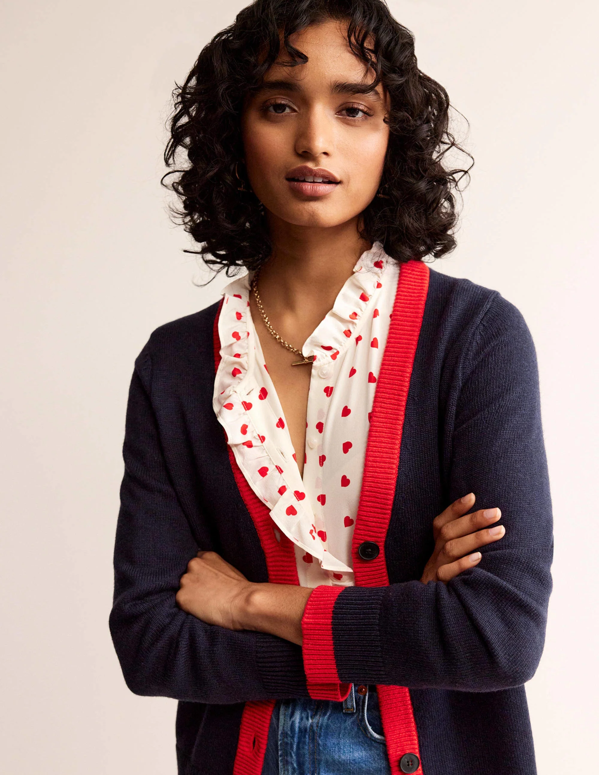 Alma Strickjacke mit Kontrastbesatz-Marineblau, Flame Scarlet - Image 4