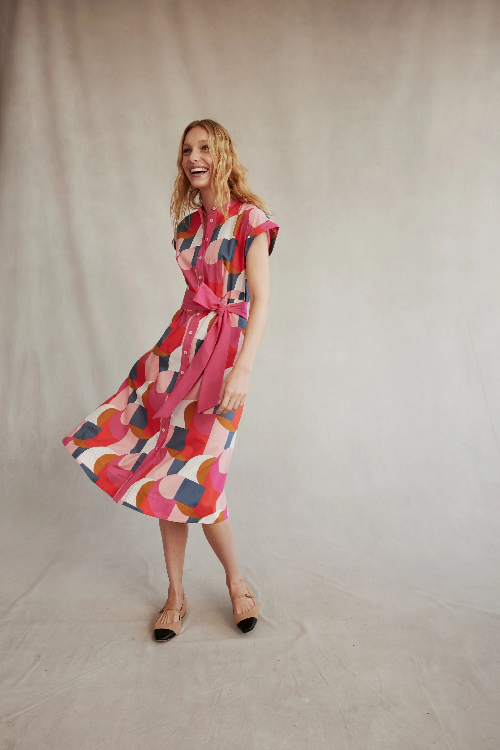 Amanda Hemdblusenkleid in Midilänge aus Baumwolle-Festivalrosa, Geometrischer Wirbel - Image 5