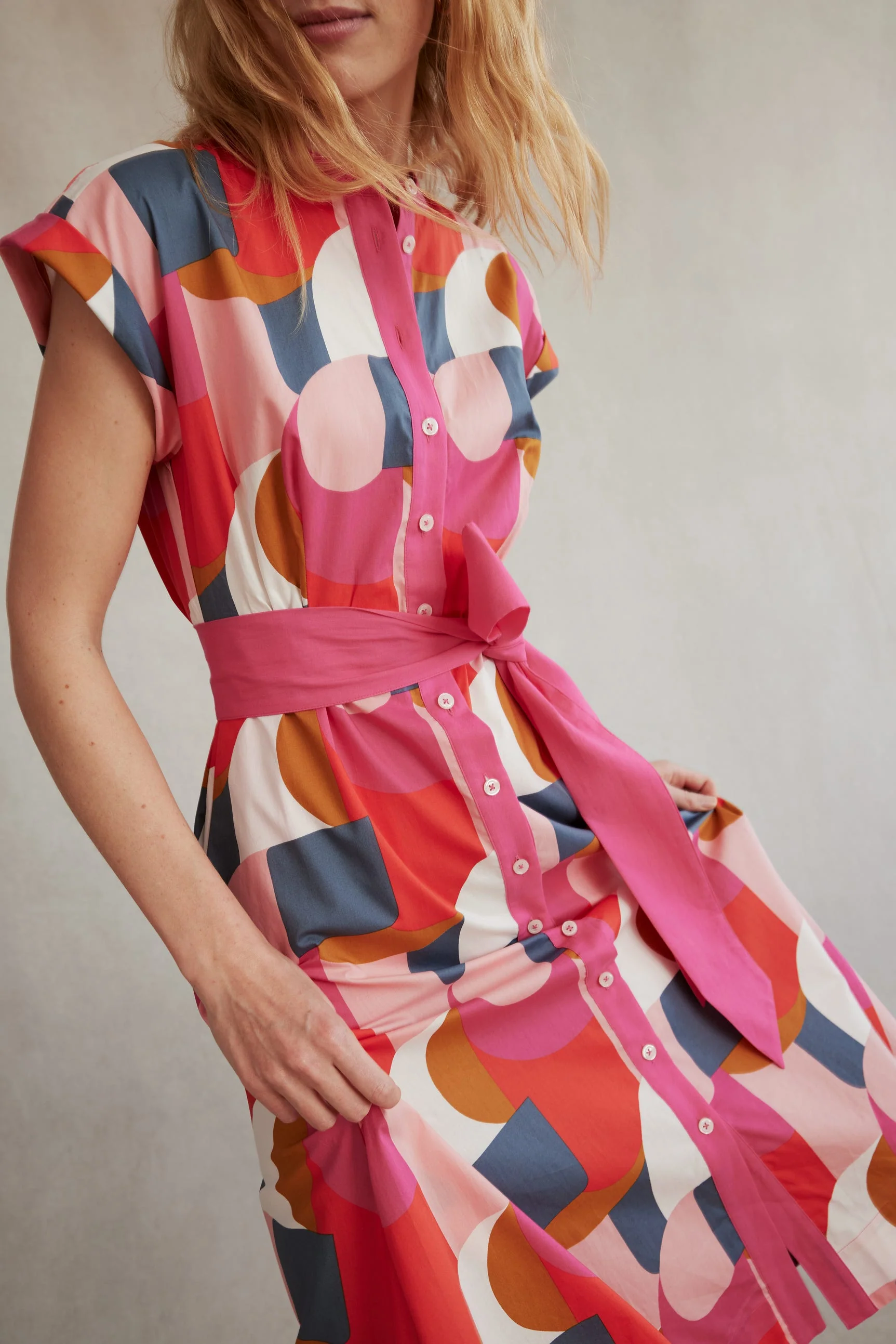 Amanda Hemdblusenkleid in Midilänge aus Baumwolle-Festivalrosa, Geometrischer Wirbel - Image 6