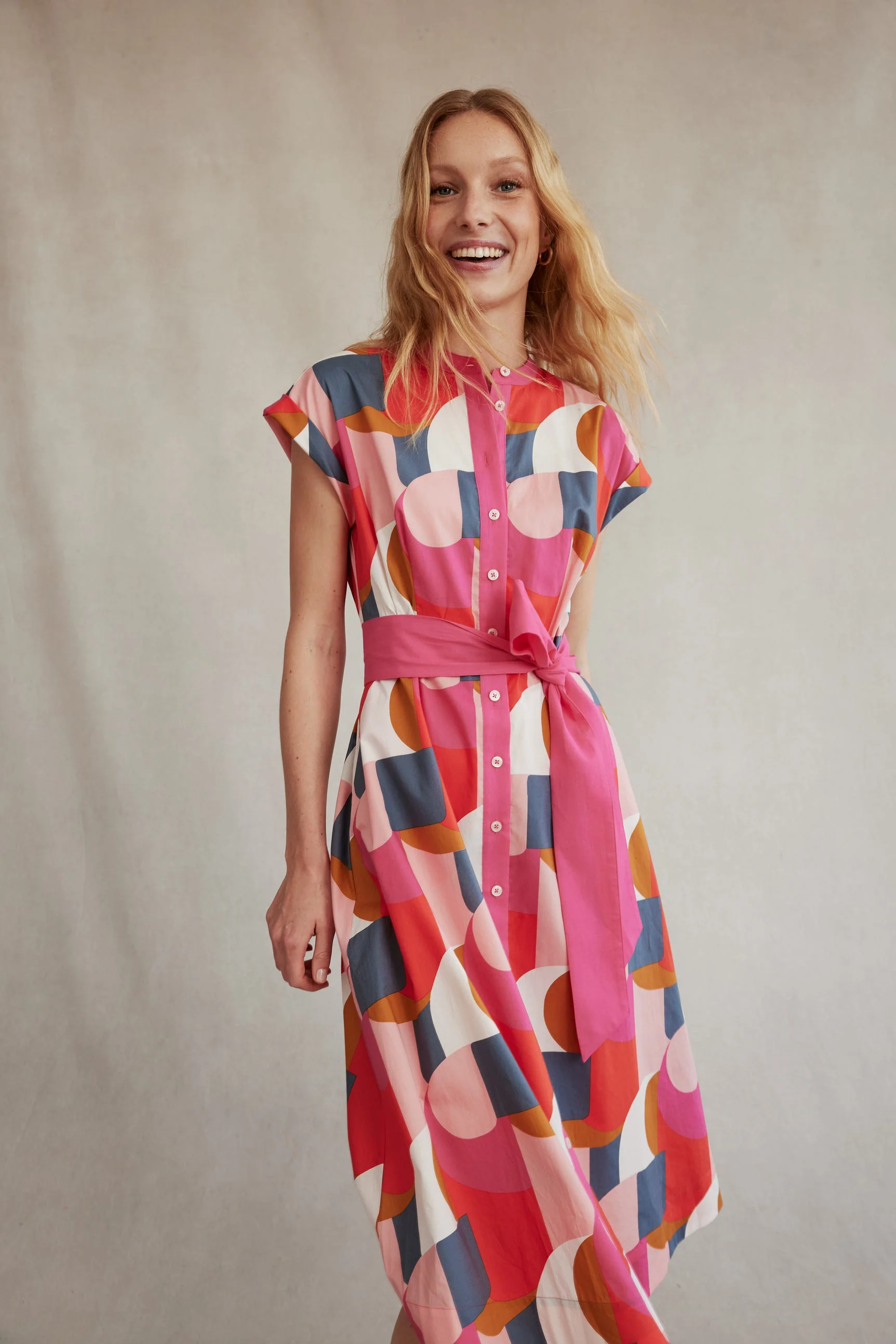 Amanda Hemdblusenkleid in Midilänge aus Baumwolle-Festivalrosa, Geometrischer Wirbel - Image 7