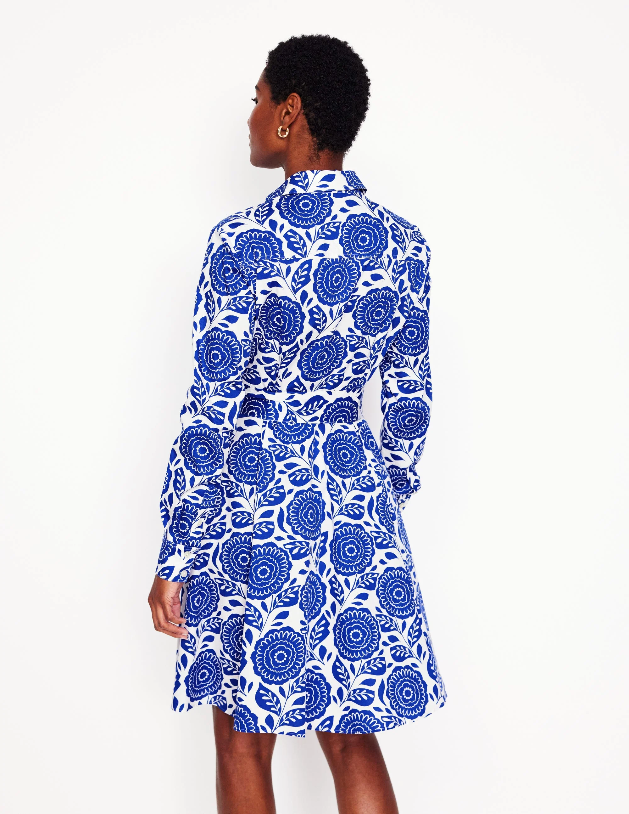 Amy Kurzes Hemdblusenkleid aus Baumwolle-Leuchtendes Blau, Dahlienstempel - Image 3