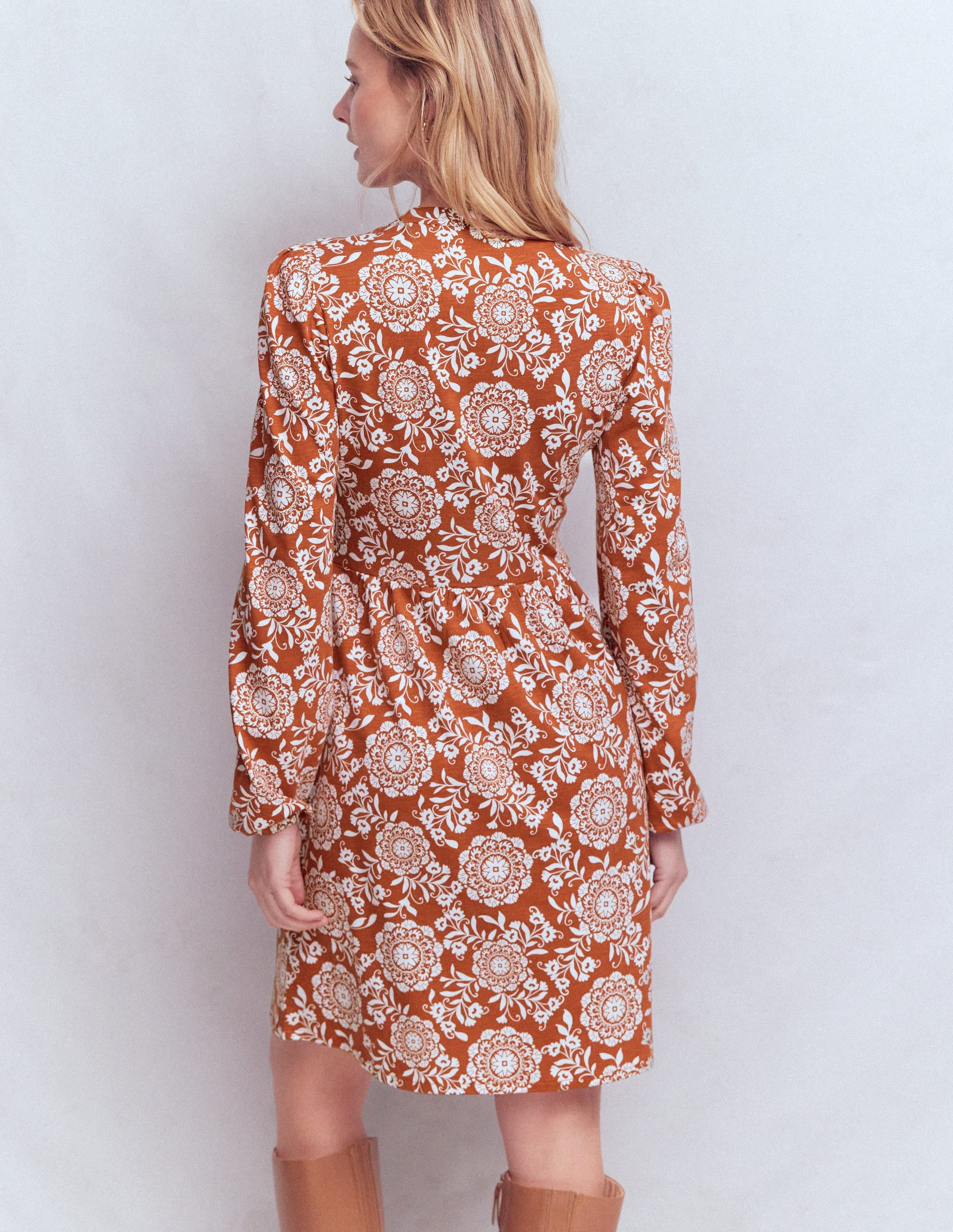 Amy Kurzes Jerseykleid-Braun, Dekorative Blüten - Image 3