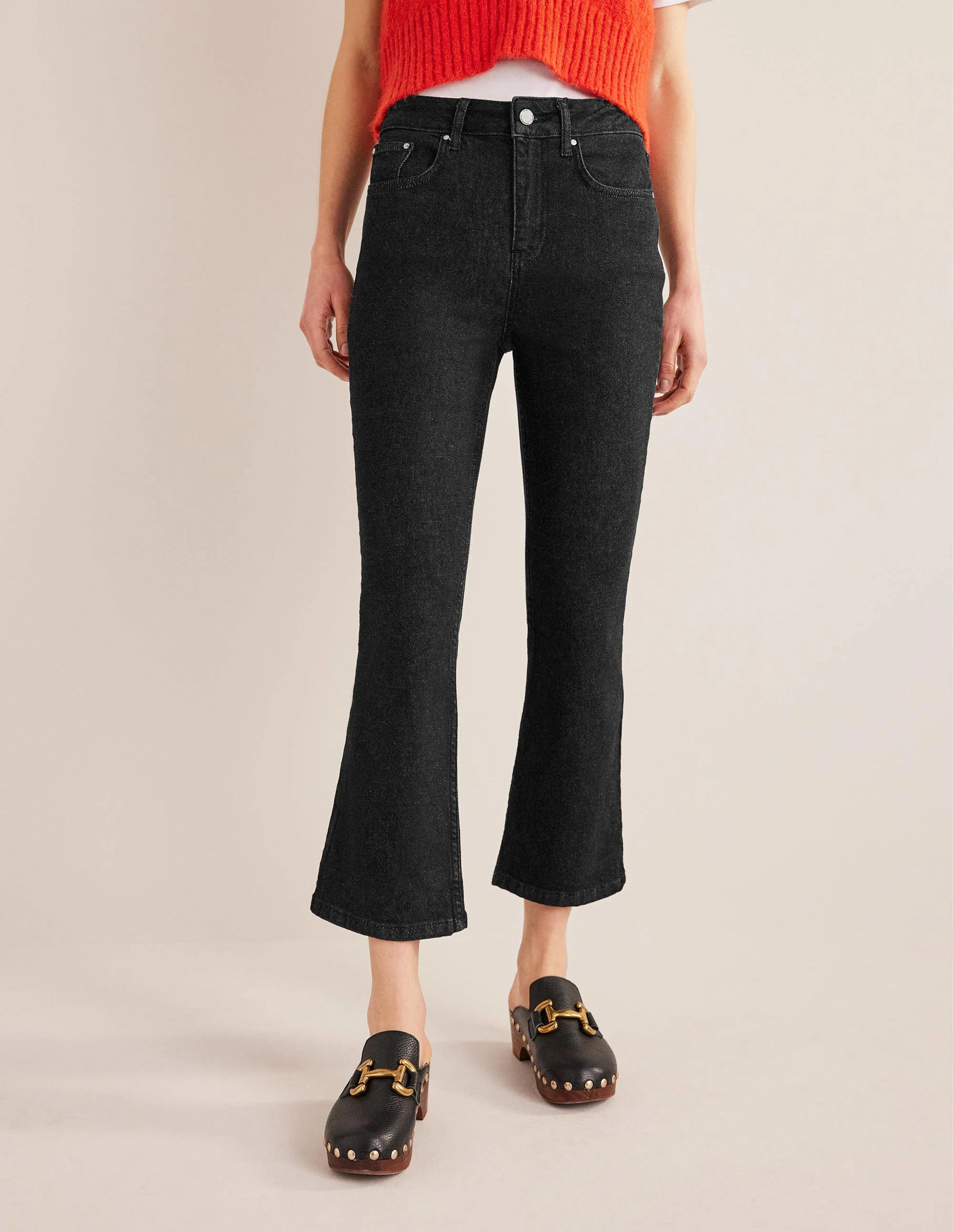 Anliegende 7/8-Jeans mit Schlag-Schwarz - Image 4