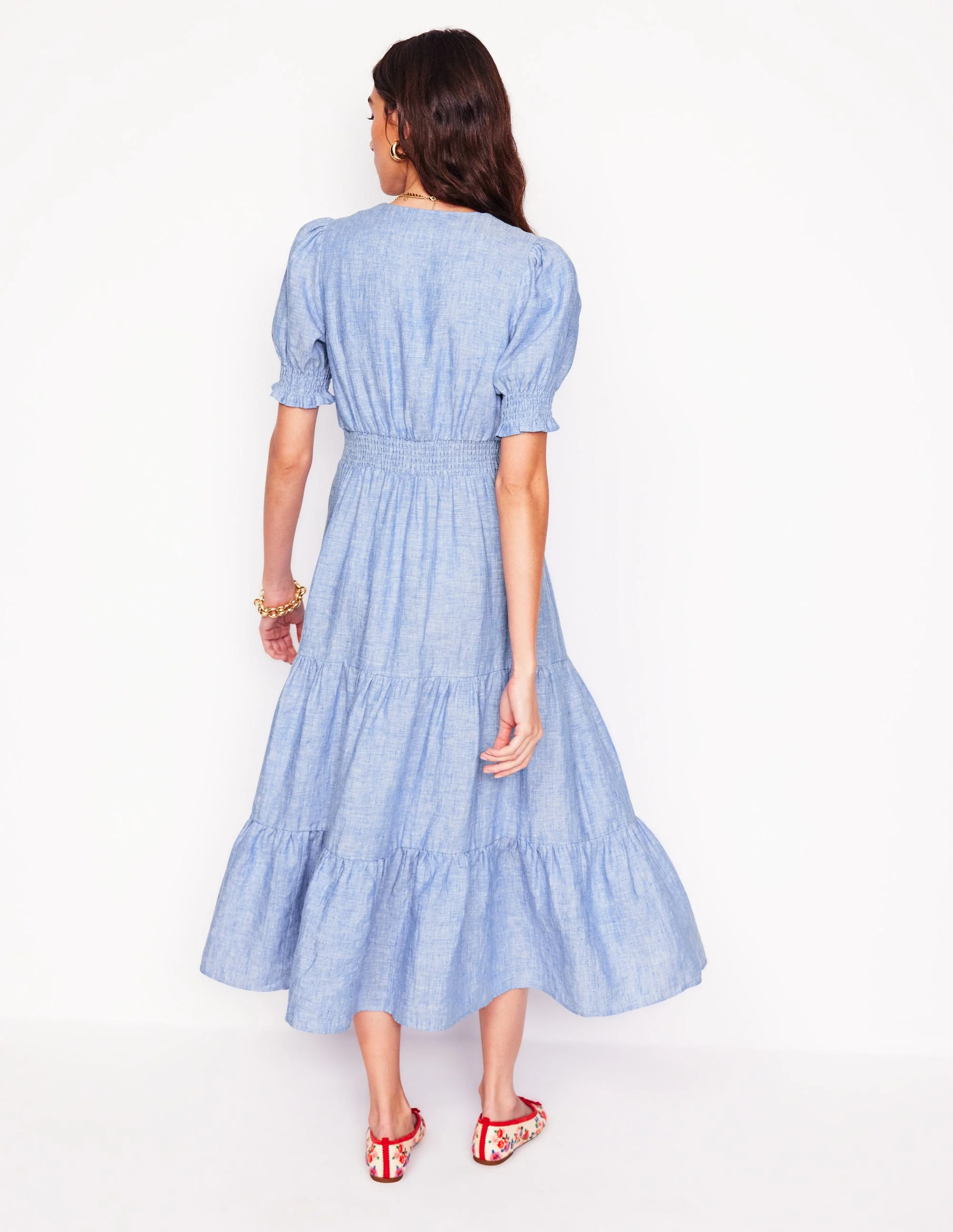 Anna Gestuftes Midikleid aus Leinen-Sommerblau Chambray - Image 3