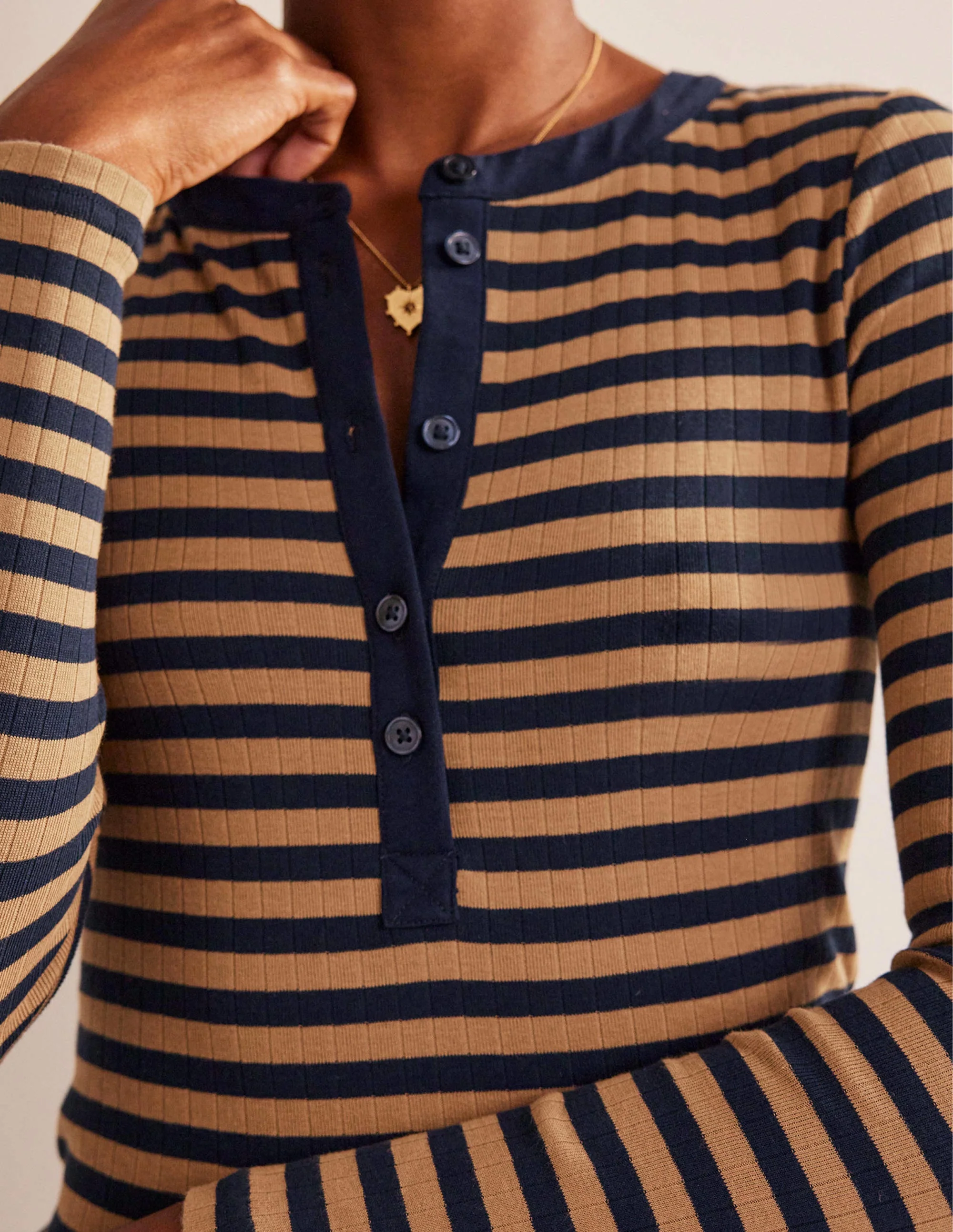Anna Henley-T-Shirt aus Rippstrick-Marineblau, Kamel - Image 2