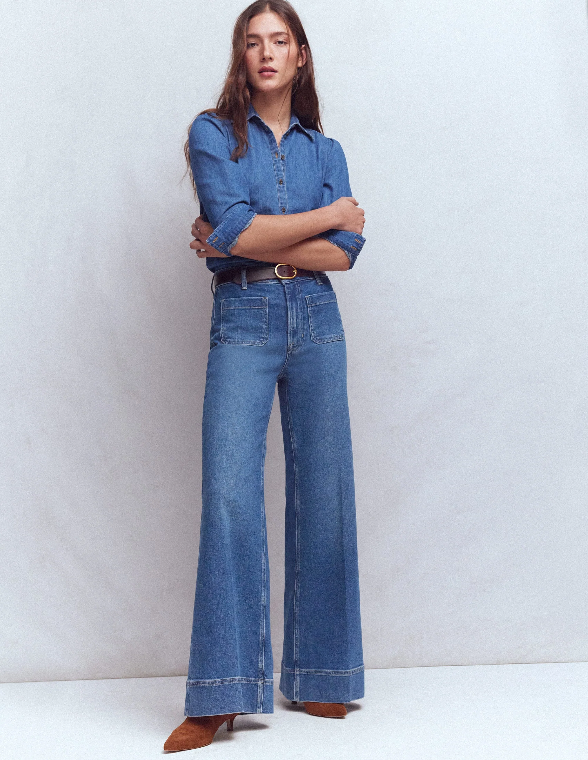 Ausgestellte Jeans mit aufgesetzter Tasche-Mittlere Waschung