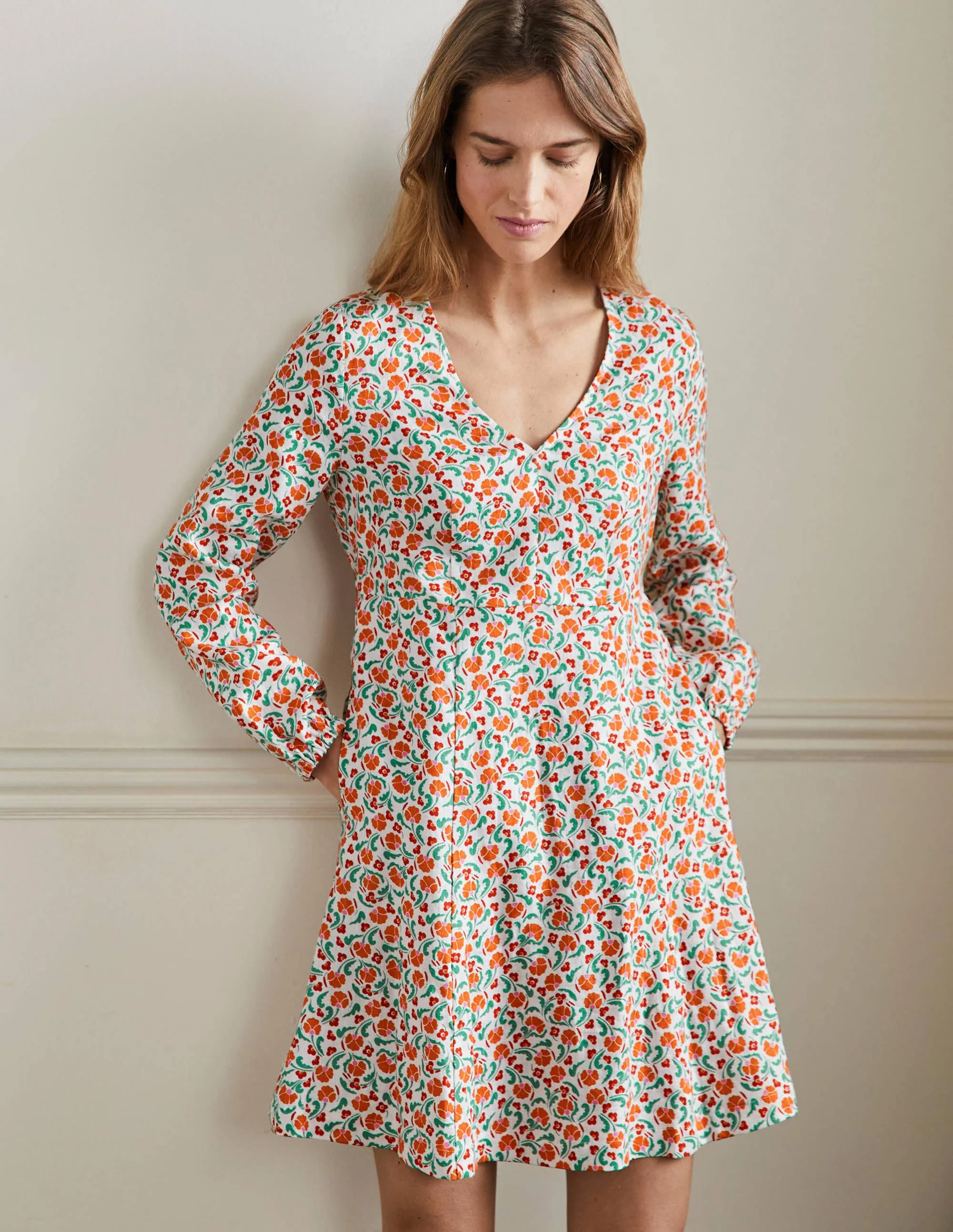 Ausgestelltes Minikleid mit V-Ausschnitt-Kräftiges Papayaorange, Zarte Knospen