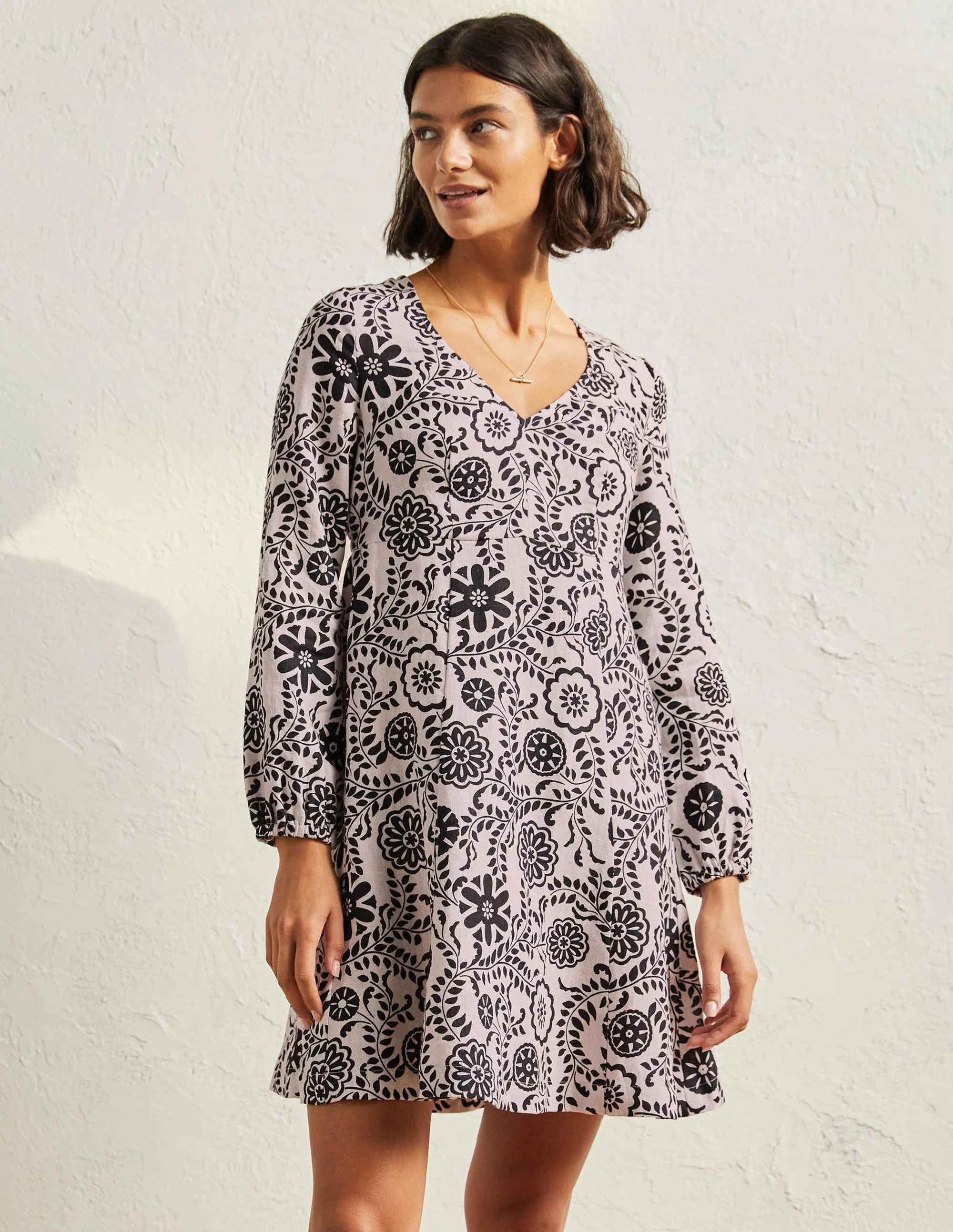 Ausgestelltes Minikleid mit V-Ausschnitt-Naturweiß/Schwarz, Üppiger Garten