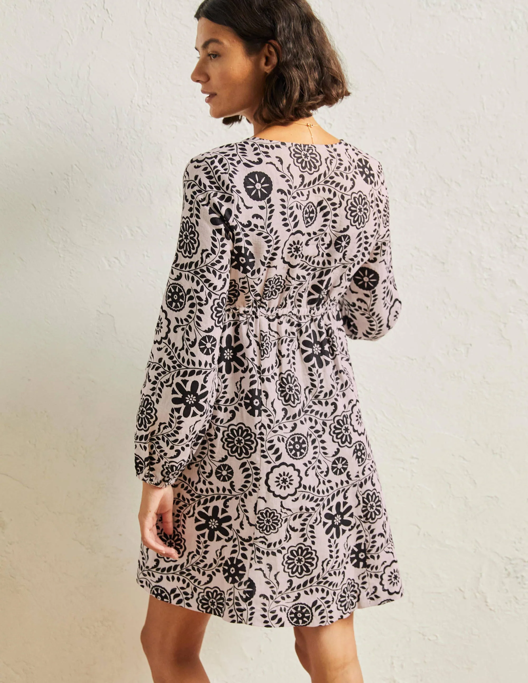 Ausgestelltes Minikleid mit V-Ausschnitt-Naturweiß/Schwarz, Üppiger Garten - Image 3
