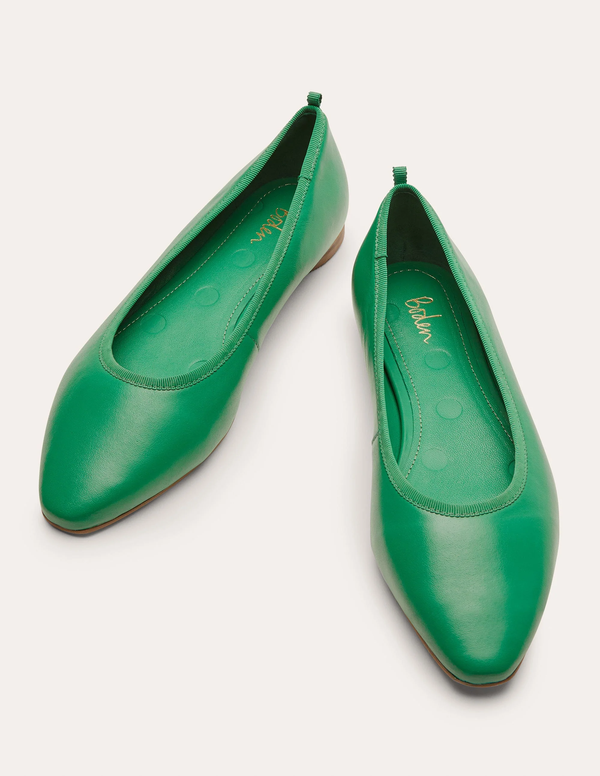 Ballerinas mit mandelförmiger Zehenpartie-Irisches Grün