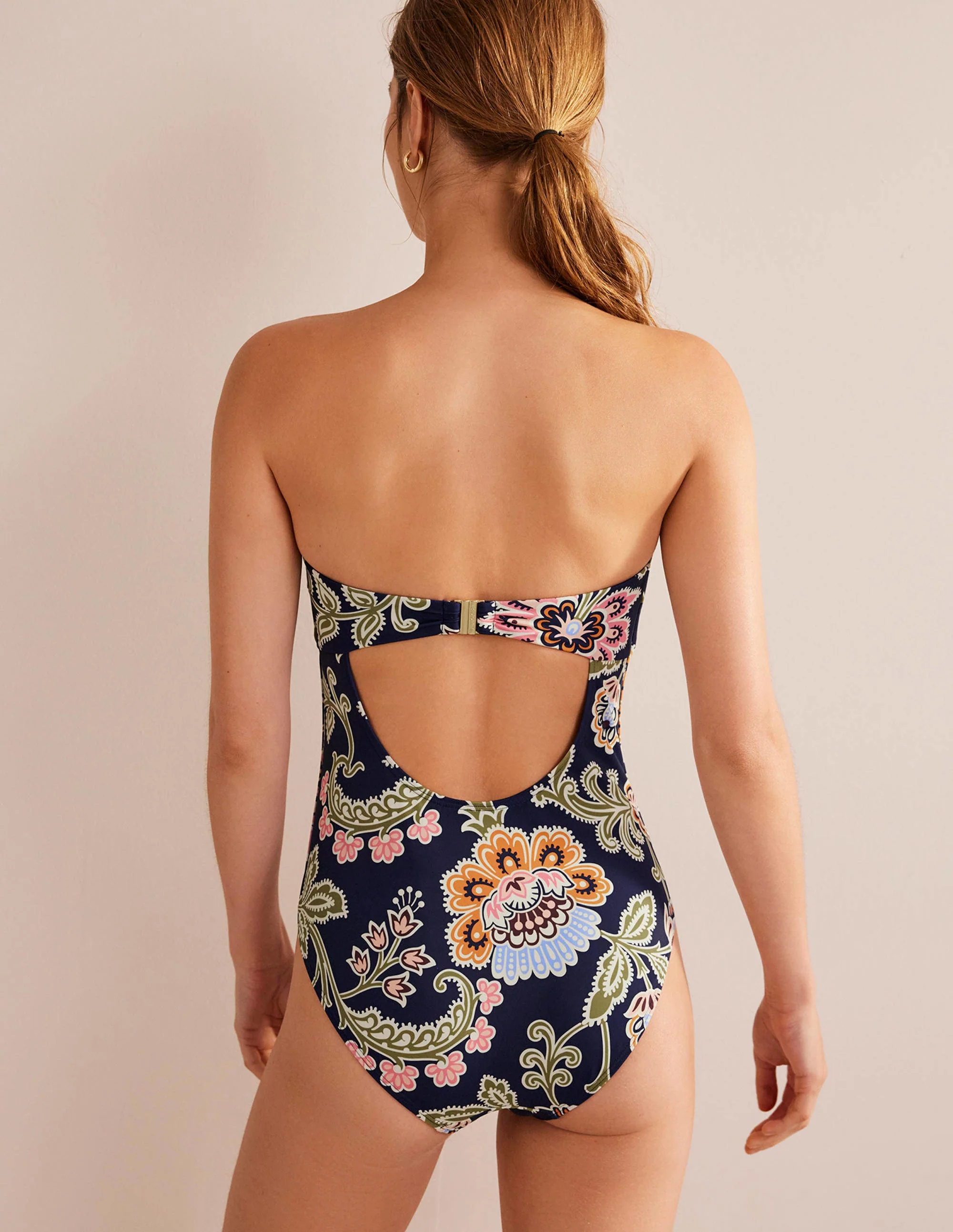 Bandeau-Badeanzug mit Brustunterstützung-Mitternachtsblau, Bunt Blumen - Image 3