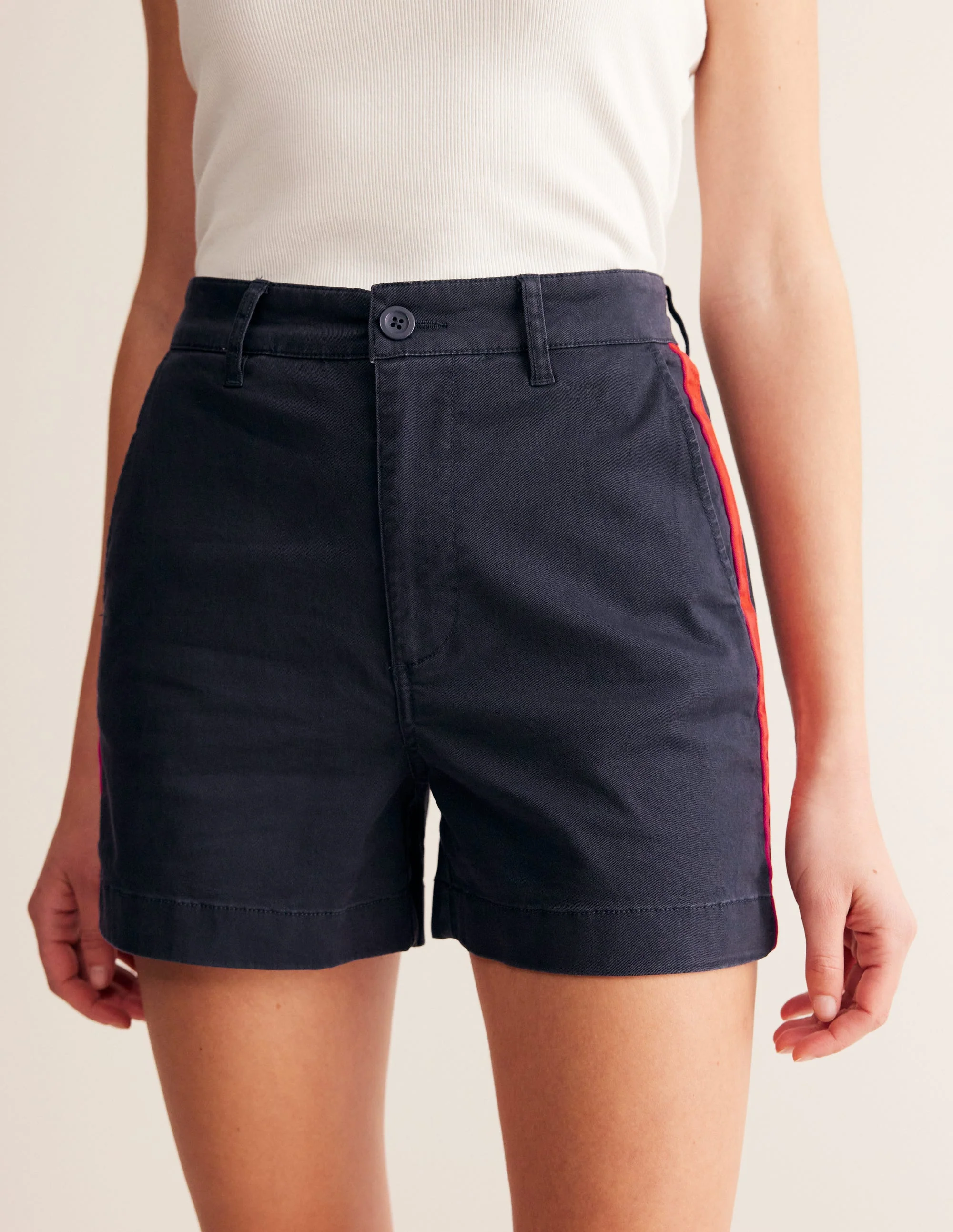Barnsbury Chinoshorts-Marineblau, Roter Seitenstreifen - Image 2