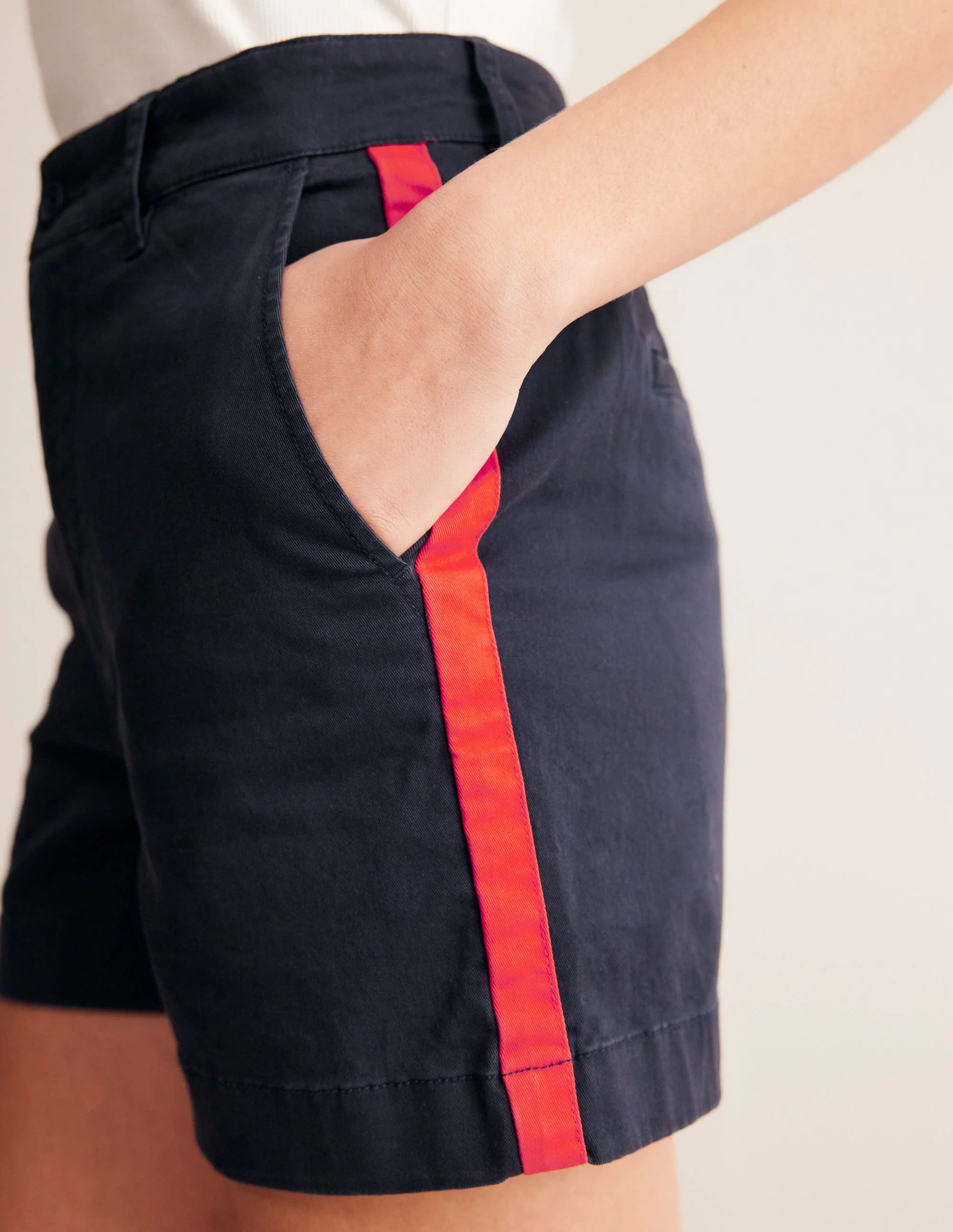 Barnsbury Chinoshorts-Marineblau, Roter Seitenstreifen - Image 3