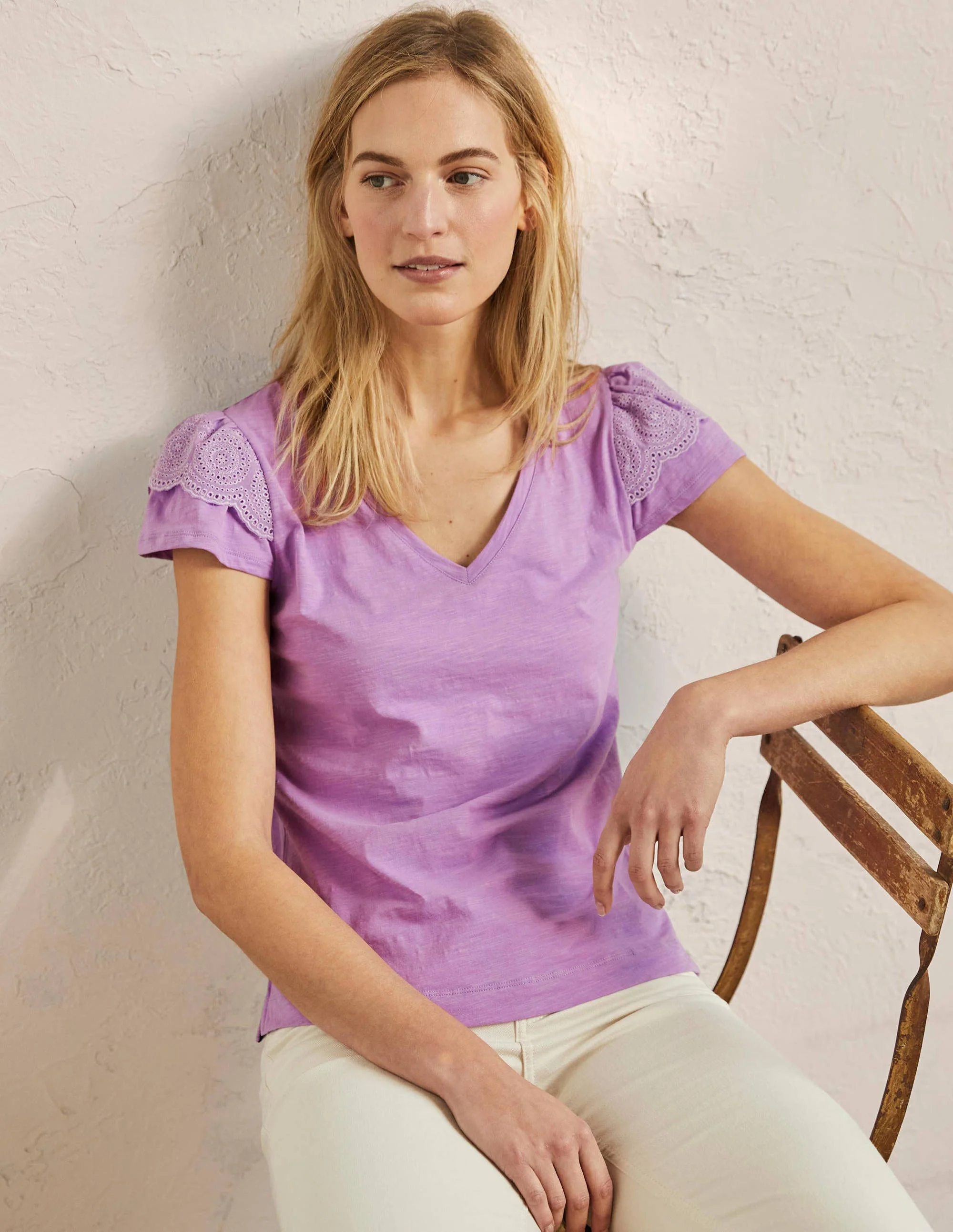 Baumwoll-T-Shirt mit V-Ausschnitt und Lockstickerei-Afrikanisches Violett