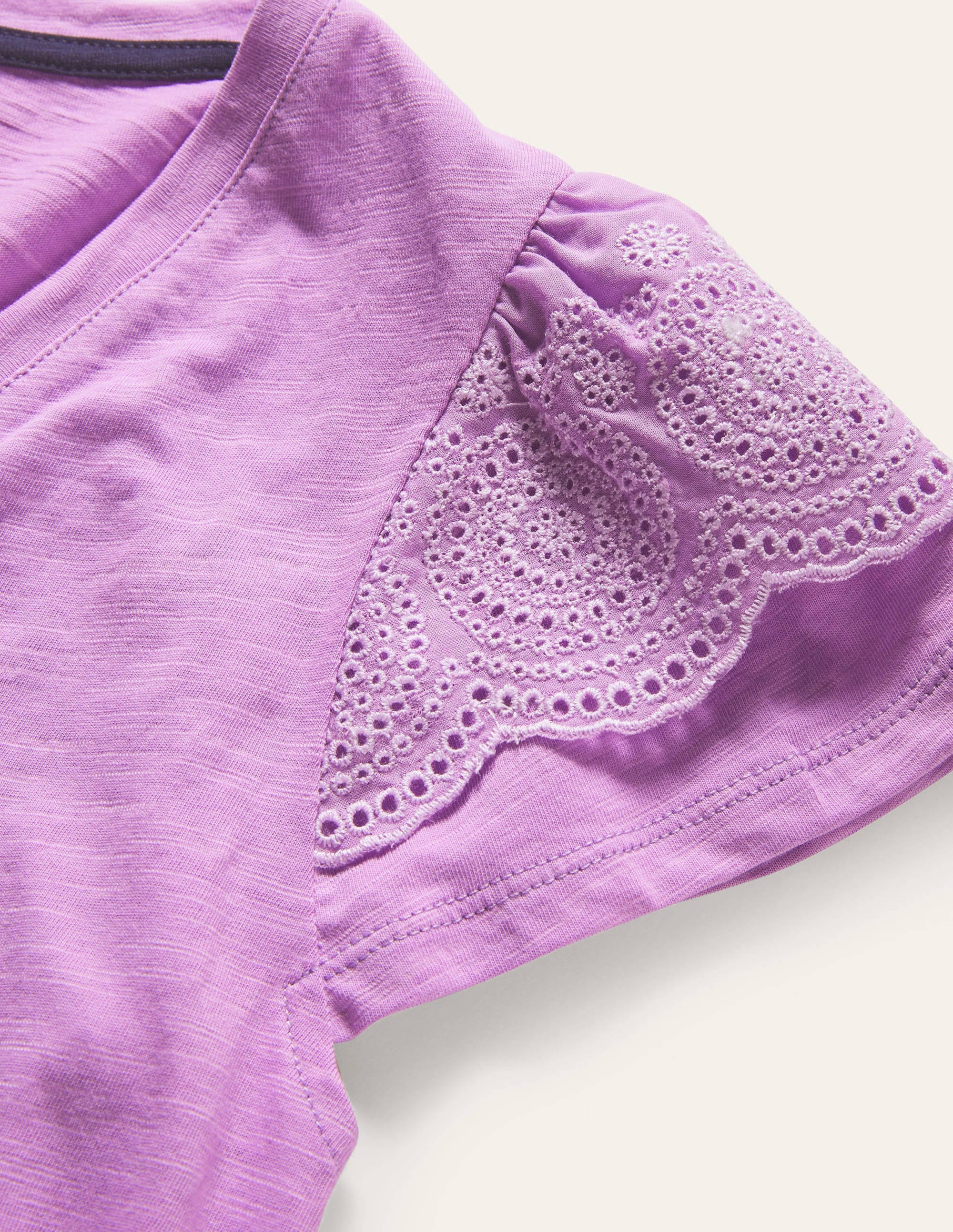 Baumwoll-T-Shirt mit V-Ausschnitt und Lockstickerei-Afrikanisches Violett - Image 5