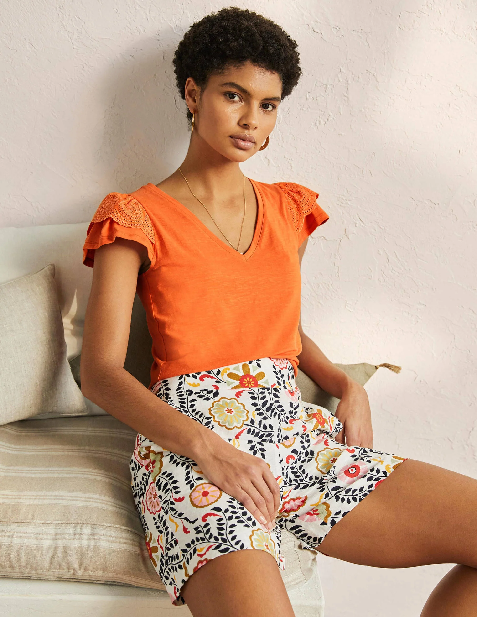 Baumwoll-T-Shirt mit V-Ausschnitt und Lockstickerei-Gedecktes Orange - Image 4