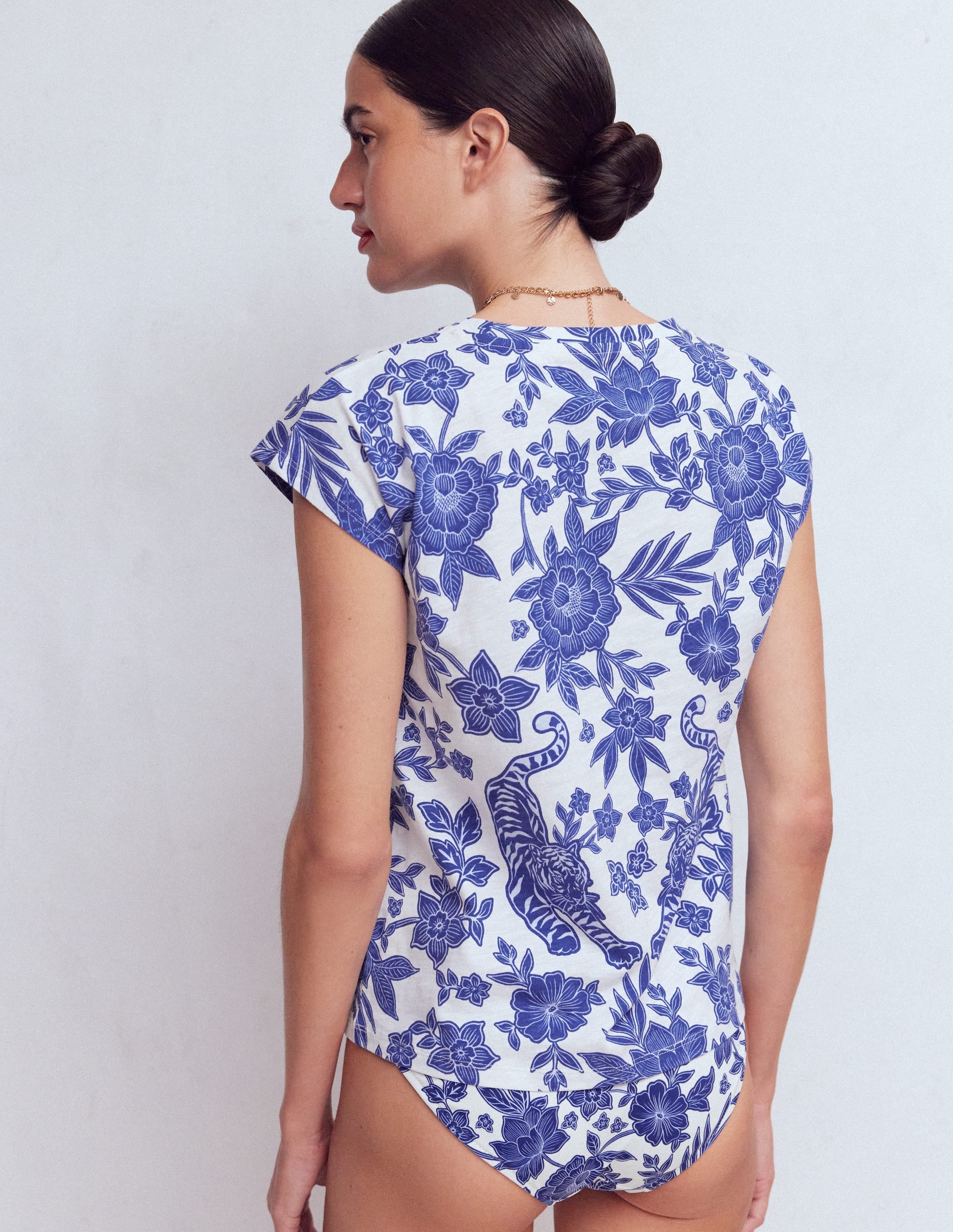Bedrucktes T-Shirt mit Flammgarn-Blau Tiger Paradiesmotiv - Image 3