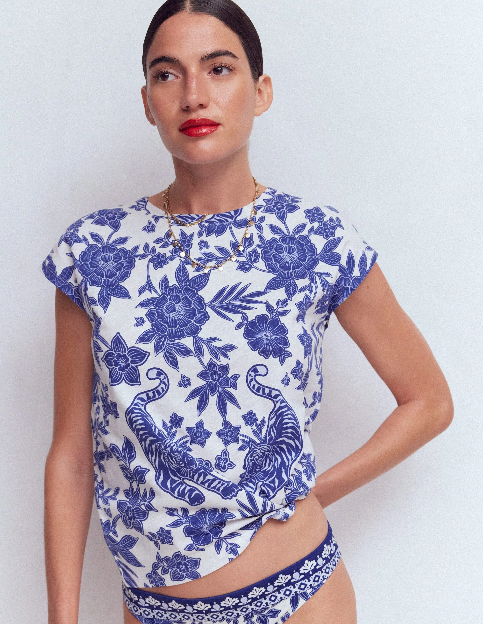 Bedrucktes T-Shirt mit Flammgarn-Blau Tiger Paradiesmotiv - Image 4