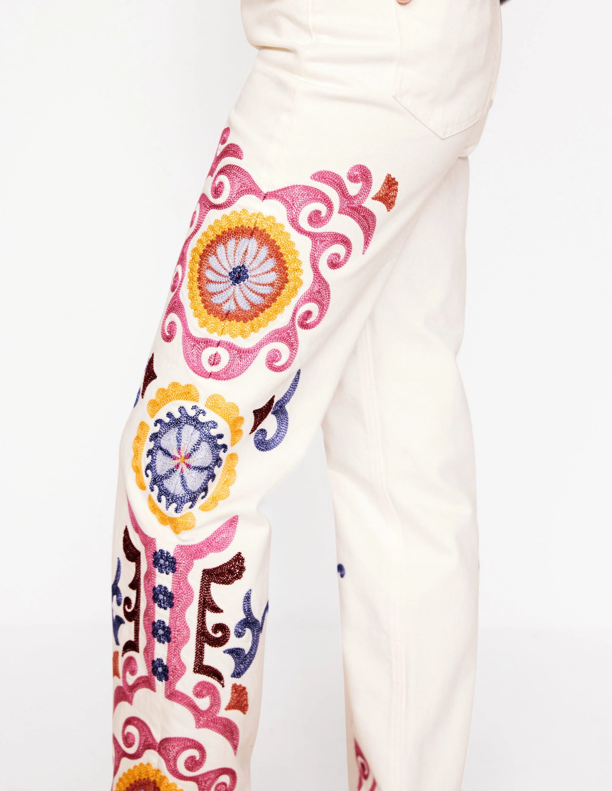 Bestickte Jeans mit hohem Bund-Weiß Stickerei - Image 3