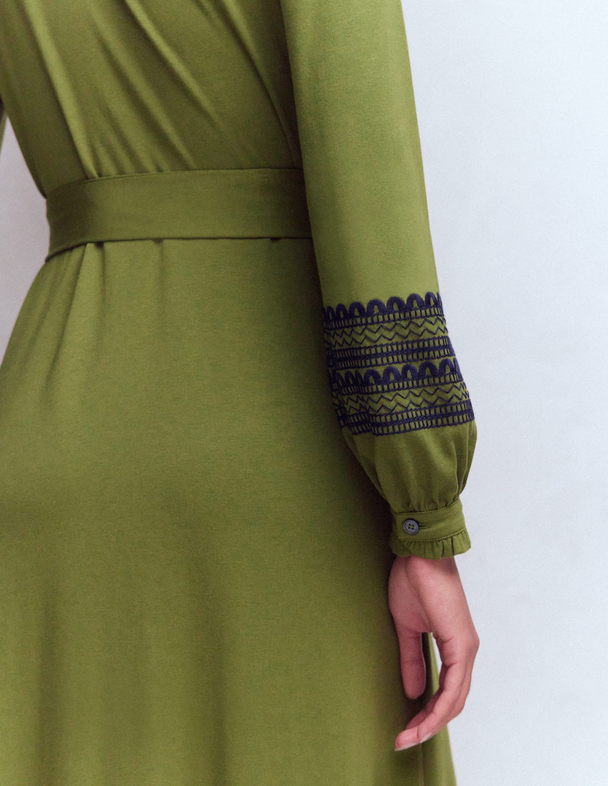 Besticktes Hemdblusenkleid aus Jersey-Olive - Image 2