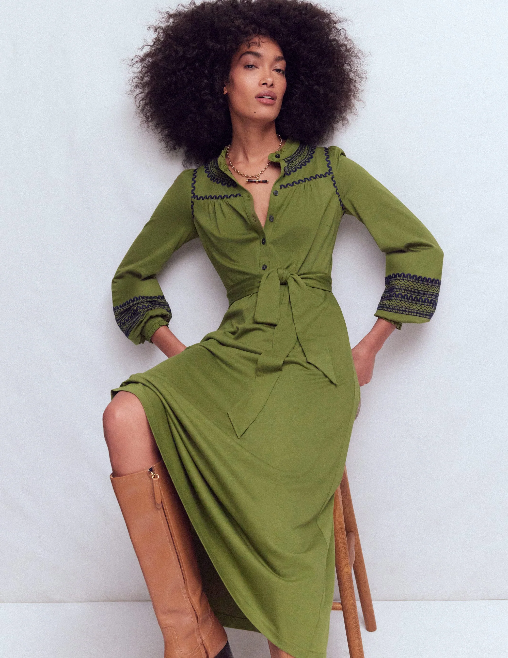 Besticktes Hemdblusenkleid aus Jersey-Olive - Image 5