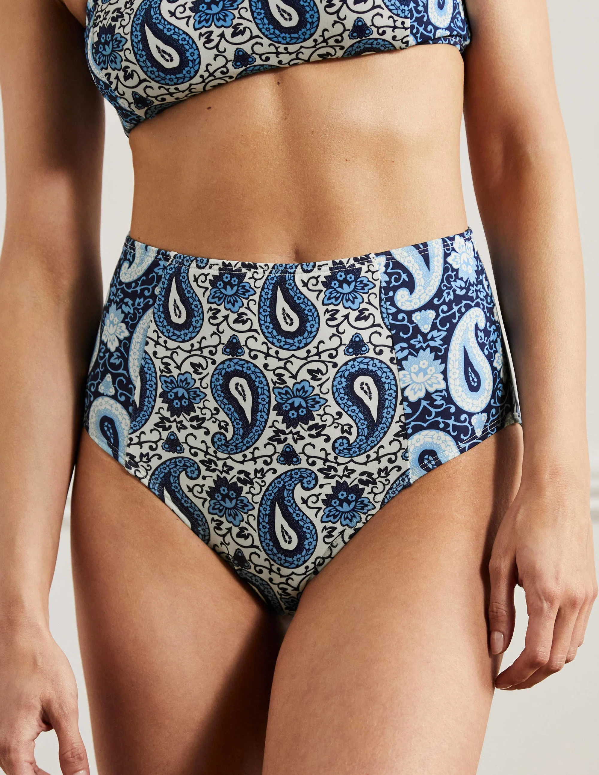Bikinihose mit hohem Bund-Hyazinthe, Bezauberndes Paisleymuster - Image 4