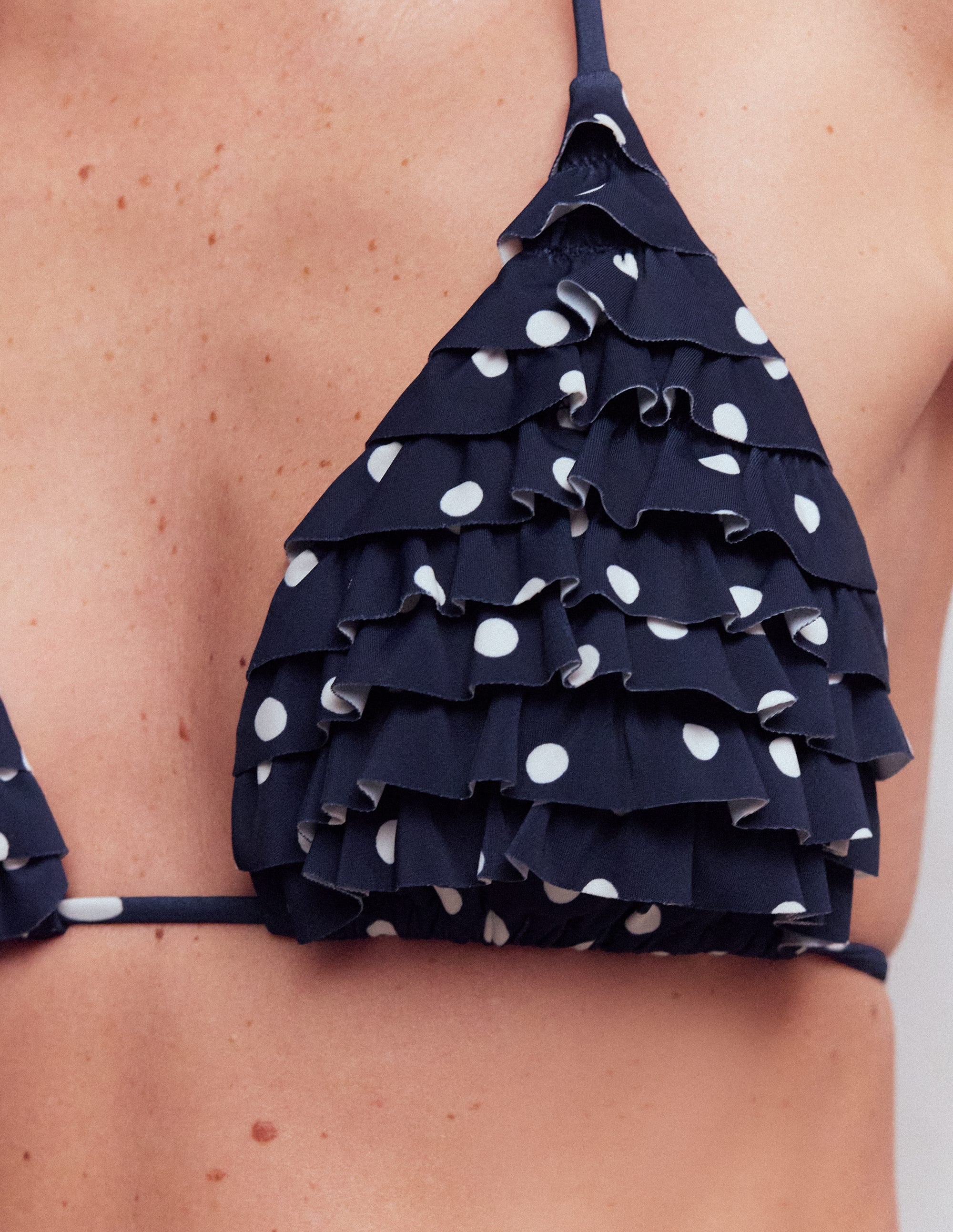 Bikinioberteil mit Rüschen-Navy Tupfen auf Tupfen - Image 2