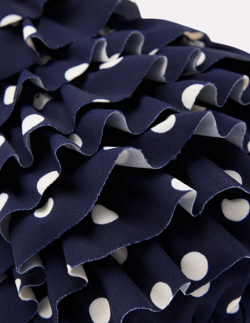Bikinioberteil mit Rüschen-Navy Tupfen auf Tupfen - Image 7