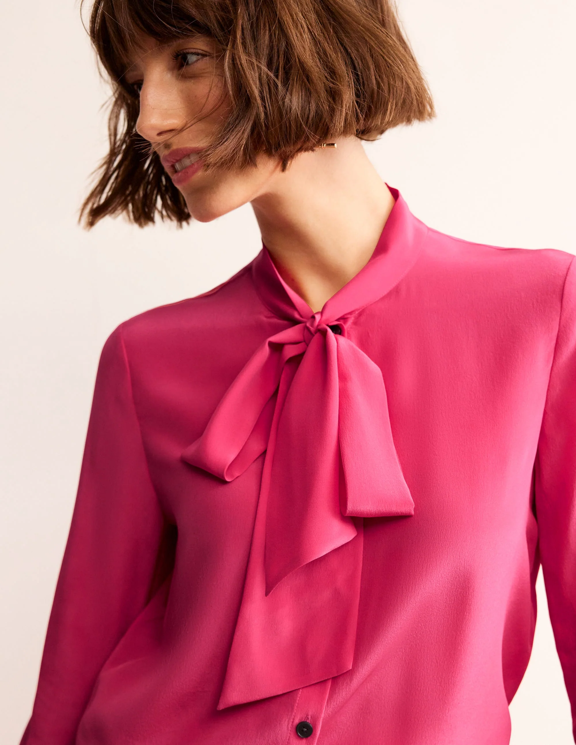 Bluse mit Knopfleiste und Schleife am Ausschnitt-Rosa neu gedacht