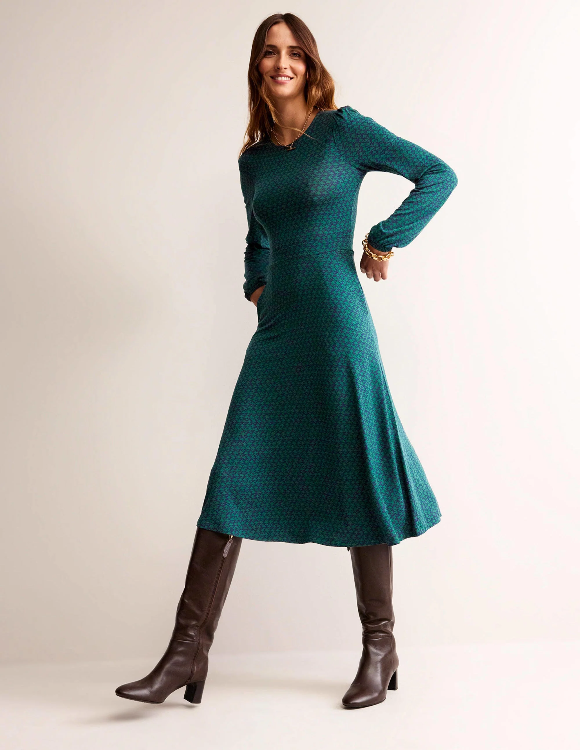 Camille Midikleid aus Jersey-Dunkles Smaragdgrün, Lilienzweig - Image 4