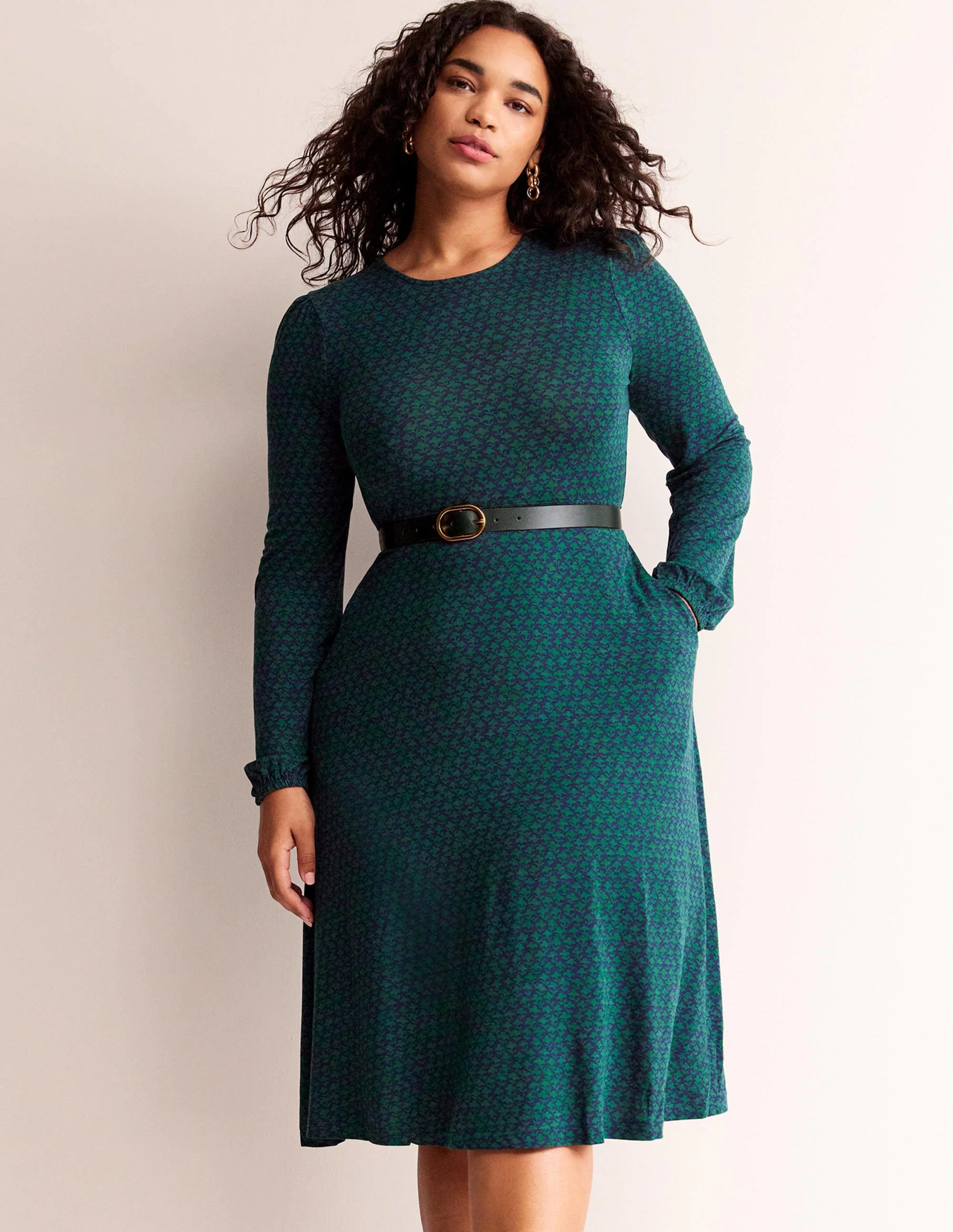 Camille Midikleid aus Jersey-Dunkles Smaragdgrün, Lilienzweig - Image 5
