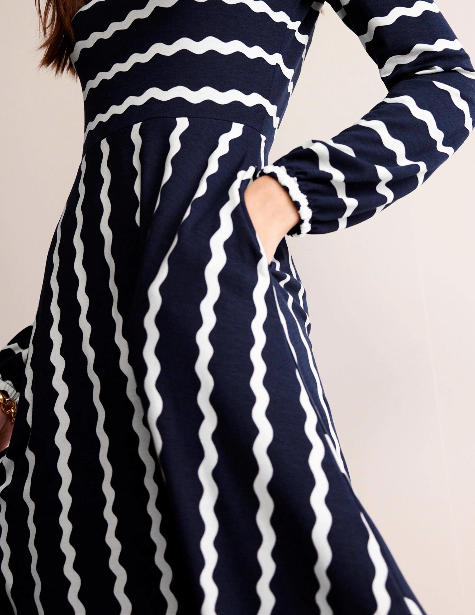 Camille Midikleid aus Jersey-Französisches Marineblau, Chevron - Image 2