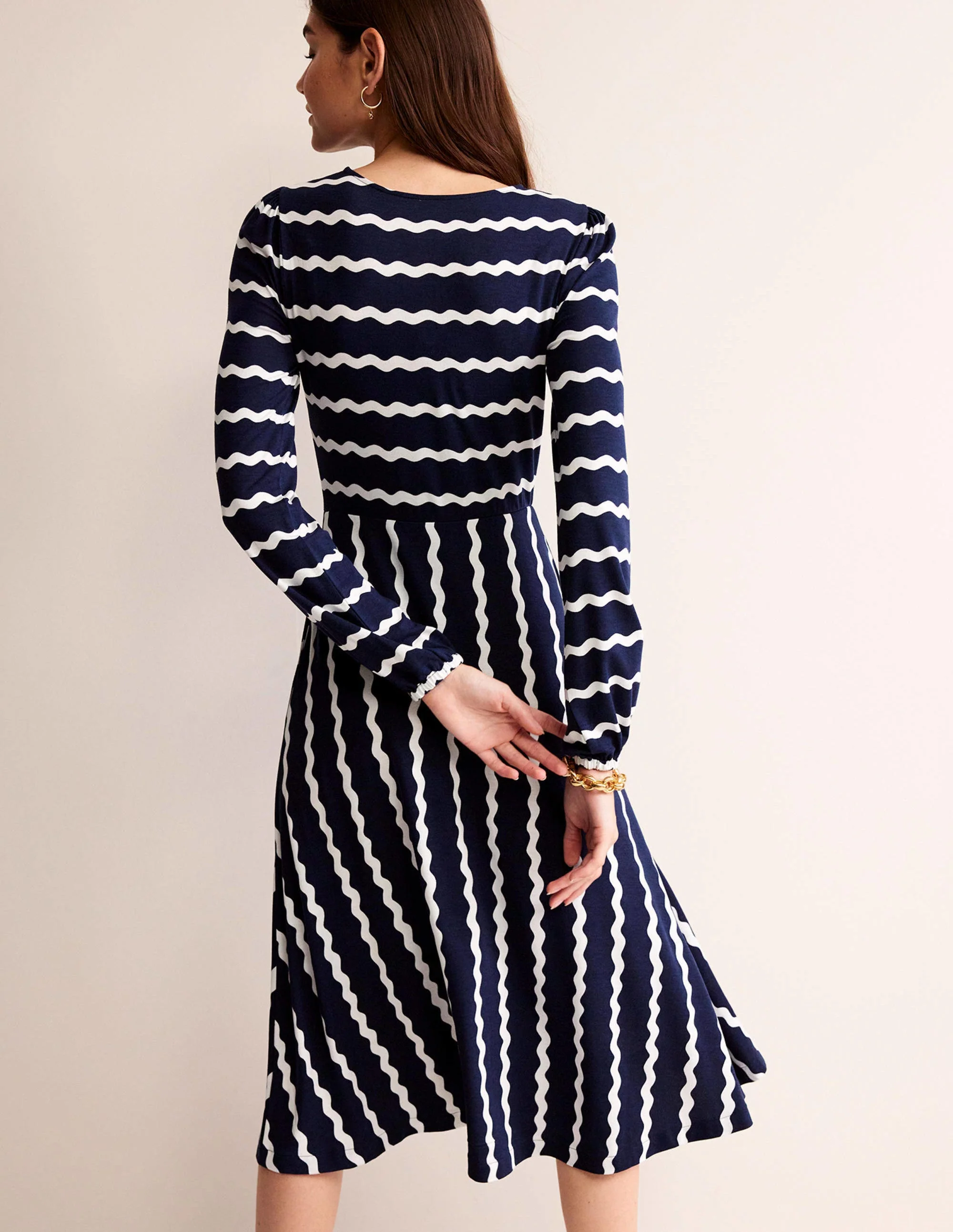 Camille Midikleid aus Jersey-Französisches Marineblau, Chevron - Image 3
