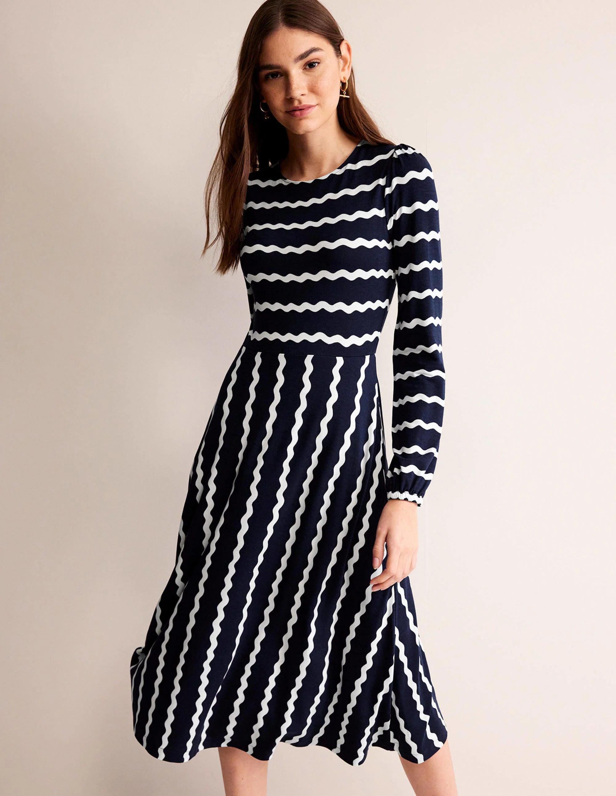Camille Midikleid aus Jersey-Französisches Marineblau, Chevron - Image 4