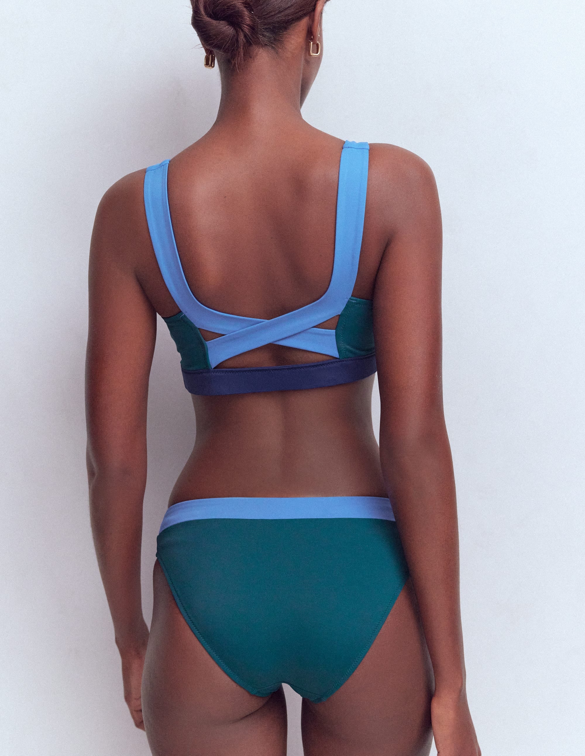 Campania Bikinioberteil mit gekreuzten Rückenträgern-Marineblau, Grün, Blau Blockfarben - Image 3