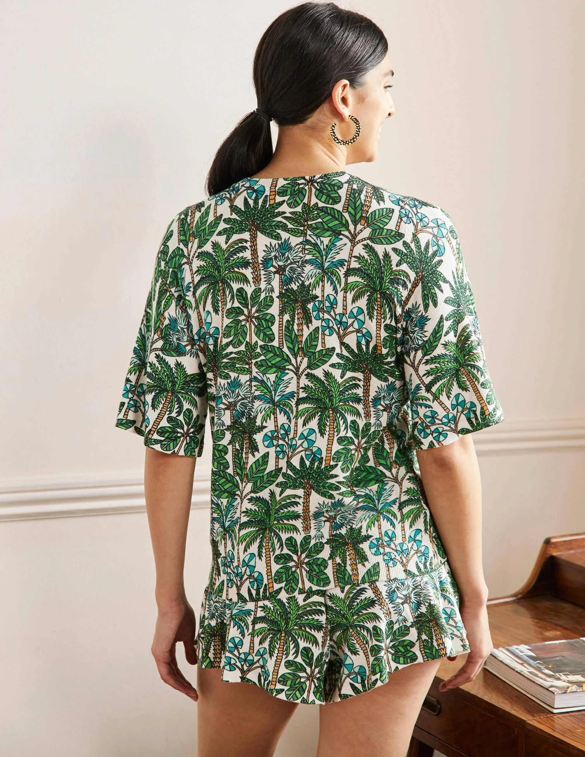 Cara Strick-T-Shirt-Naturweiß, Palmenwald - Image 3
