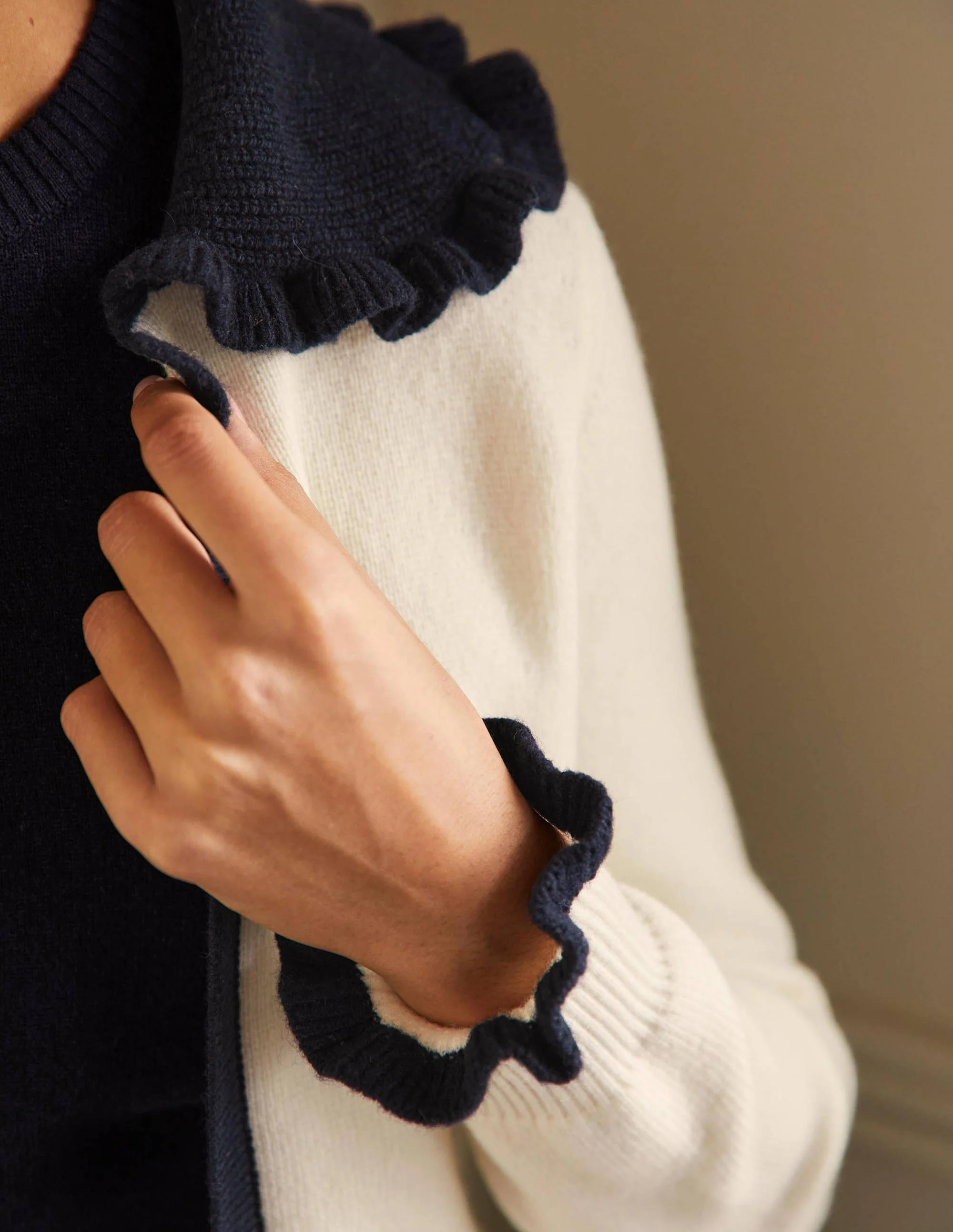 Cardigan mit Rüschenkragen-Naturweiß/Navy - Image 2
