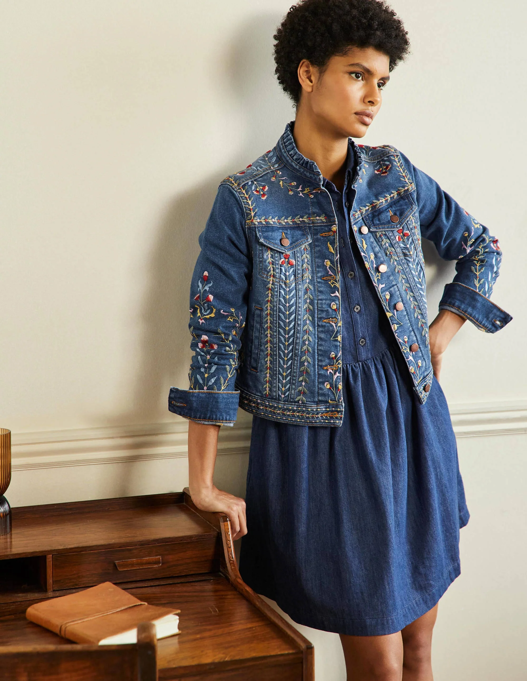 Carla Jacke mit Rüschenkragen-Helles Vintageblau, Stickerei - Image 4